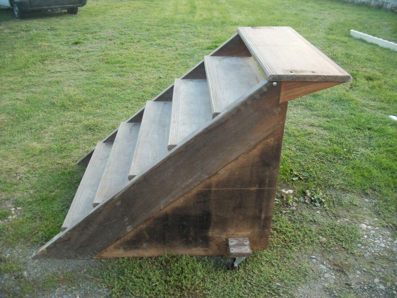 Staircase access scenic / shelf on roullettes