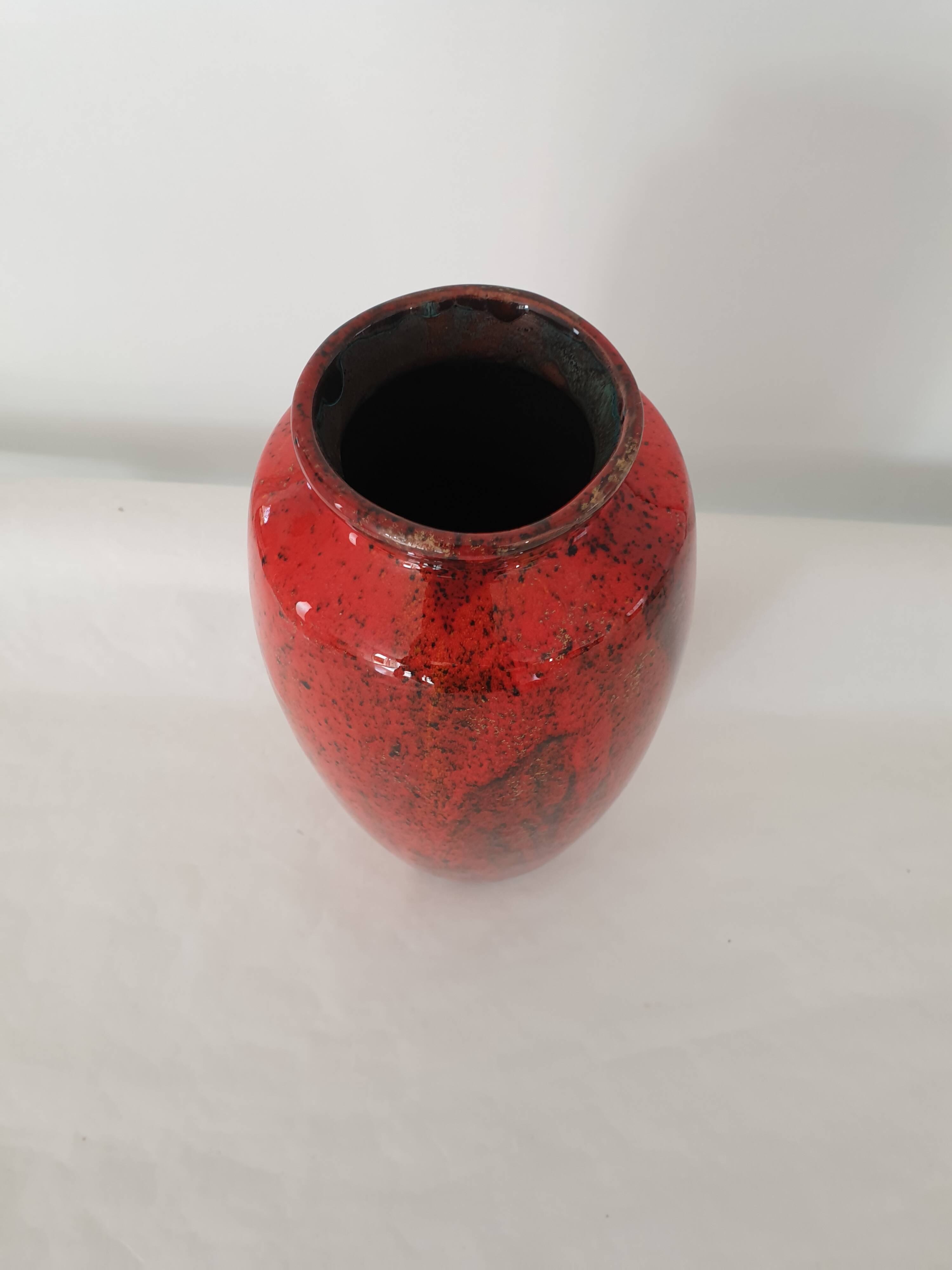 Red ceramic vase signed En Calcat - height 31 cm