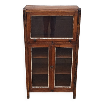 Petite armoire vitrée en bois avec porte rentrante