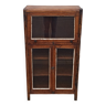 Petite armoire vitrée en bois avec porte rentrante