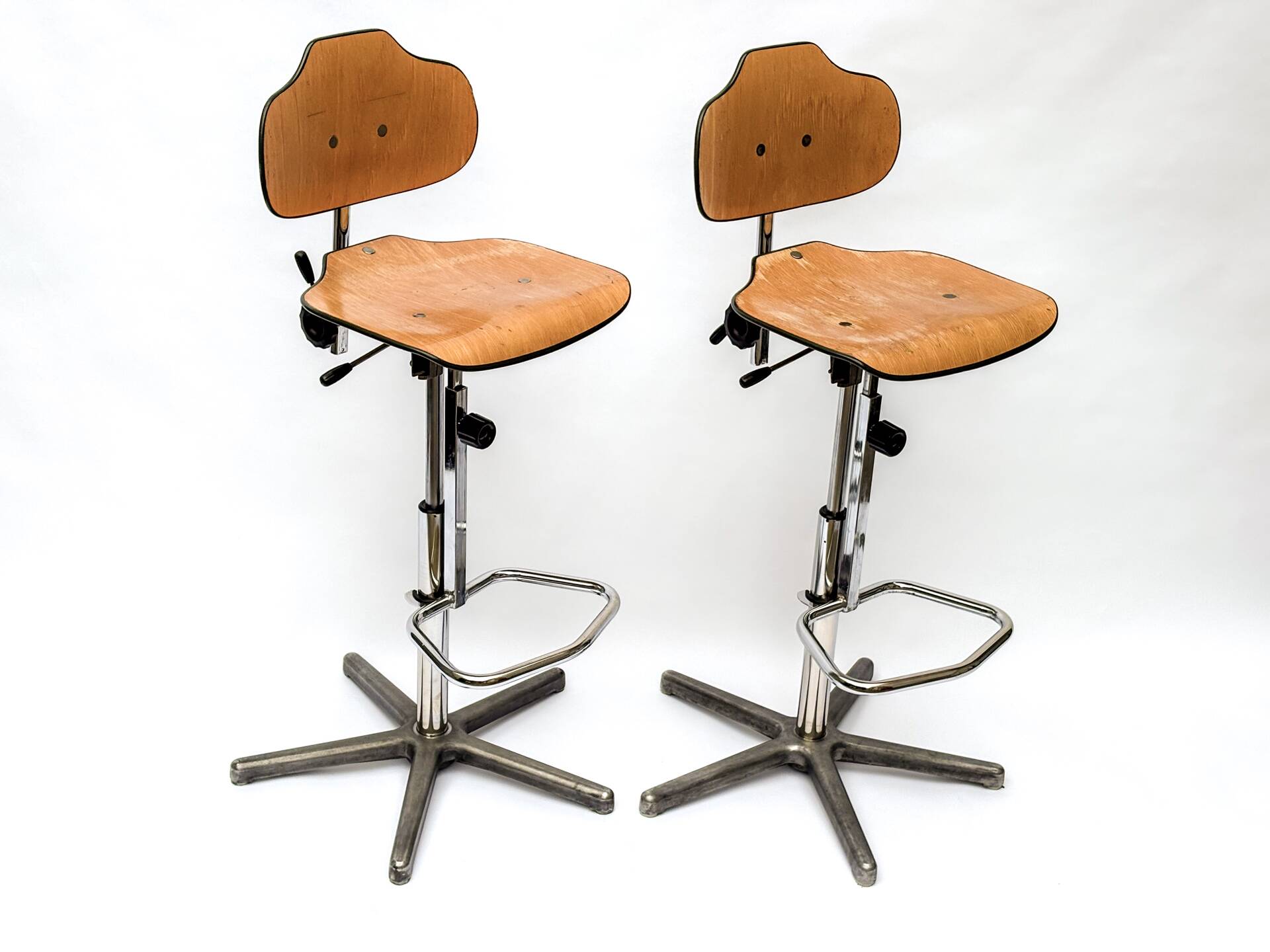 Paire de Chaises d’Atelier Vintage WERK SITZ – Icônes Industrielles