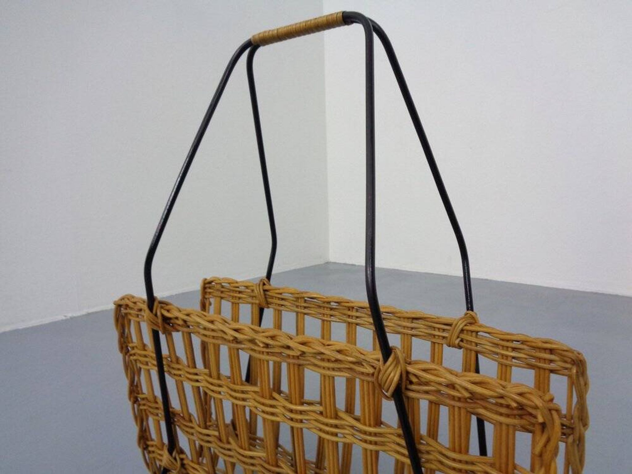 Magazine rack in filigree rattan and steel, 1960s