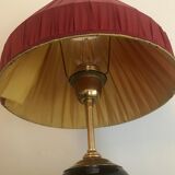Lampe en verre teinté rouge avec abat-jour plissé