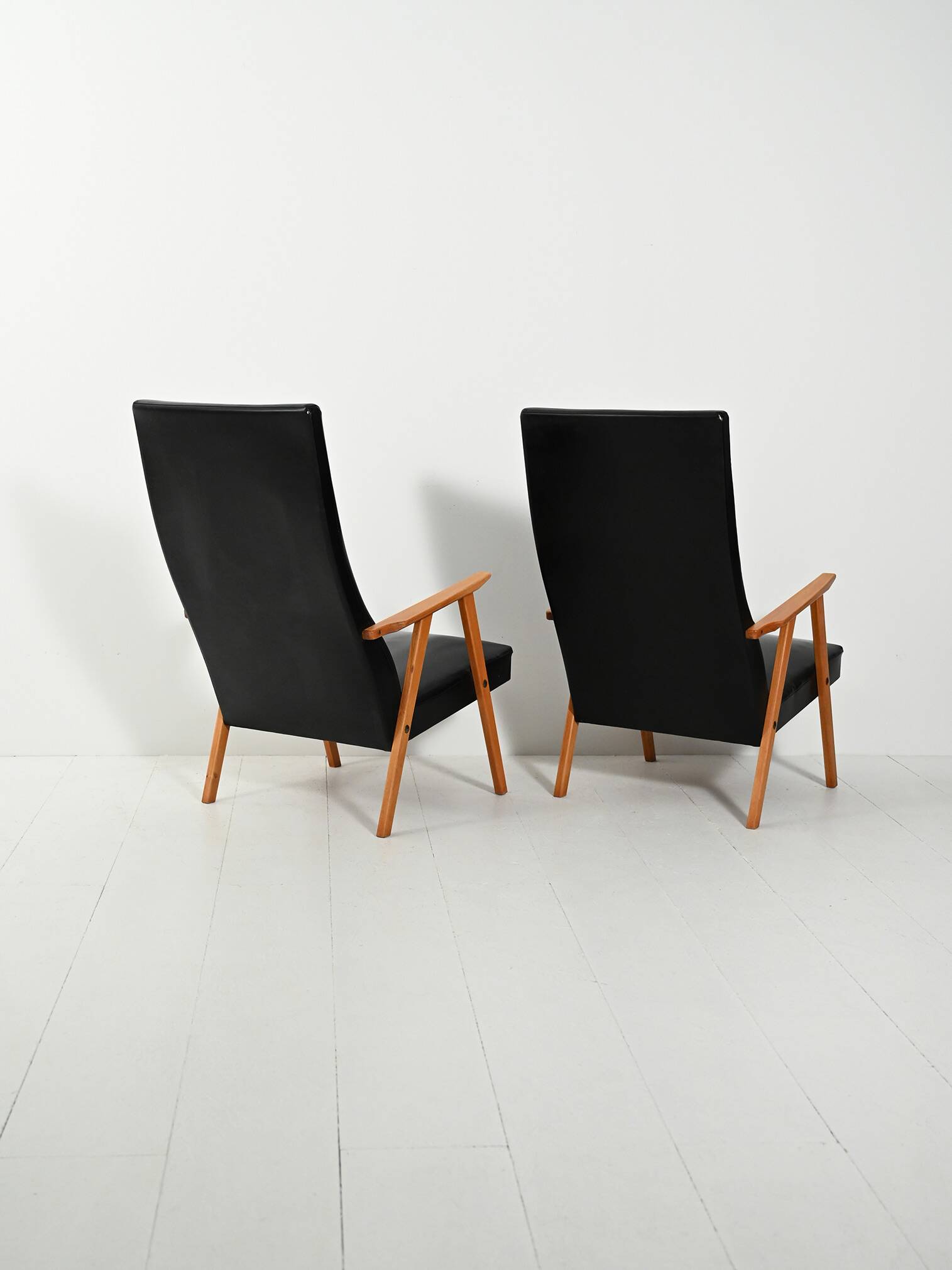 Paire de fauteuils scandinaves à dossier haut en simili cuir des années 1950-60.