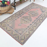 Tapis turc en laine rose poussiéreux