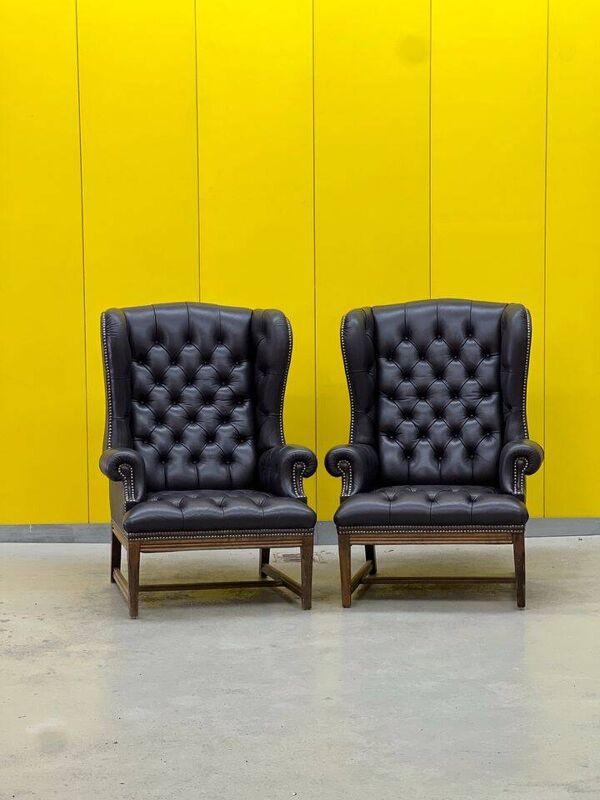 Chaise à dossier à oreilles de style Chesterfield en cuir capitonné vintage (le prix est pour une chaise)