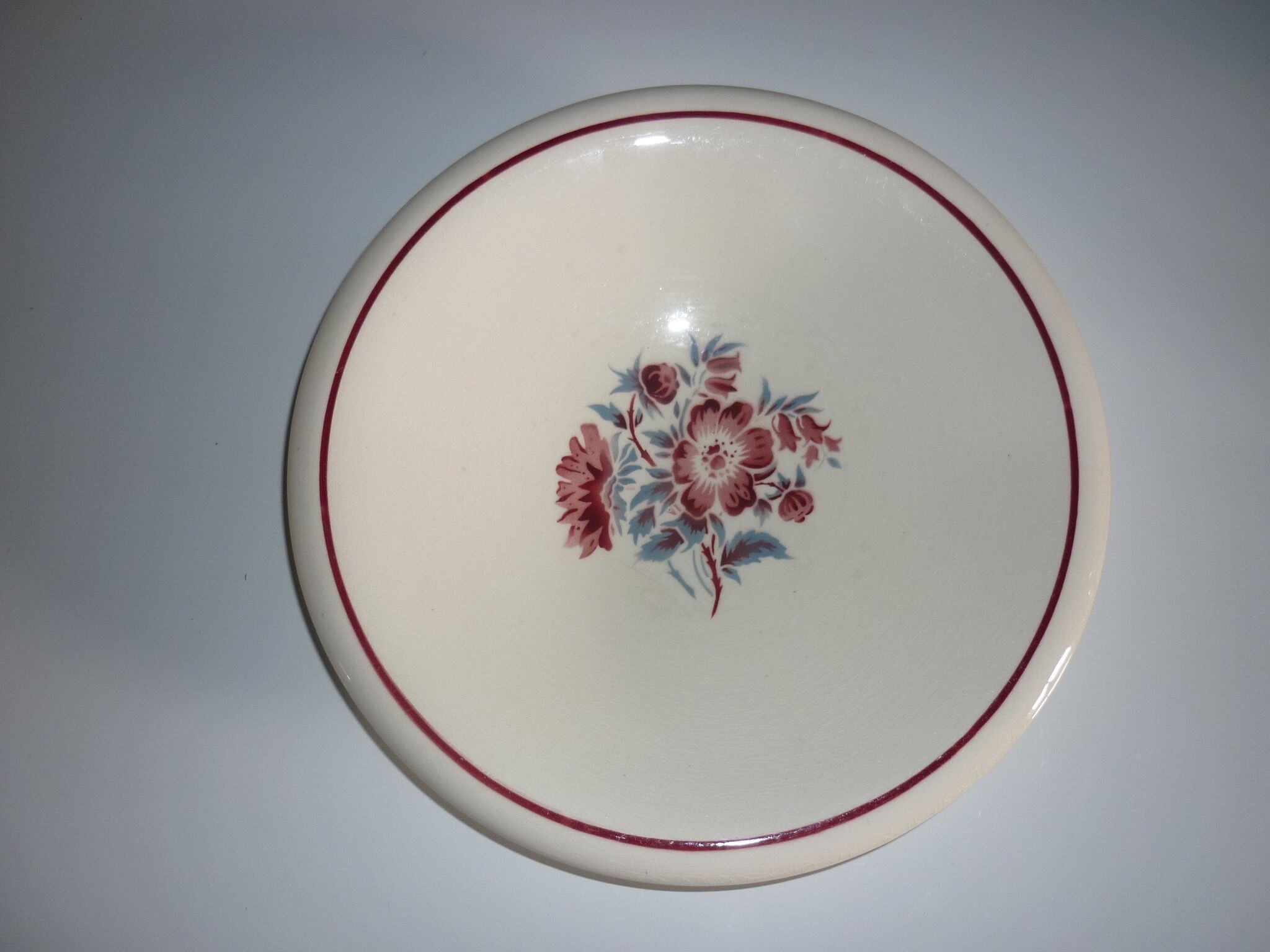 Tulip plates and garnet red bouquet