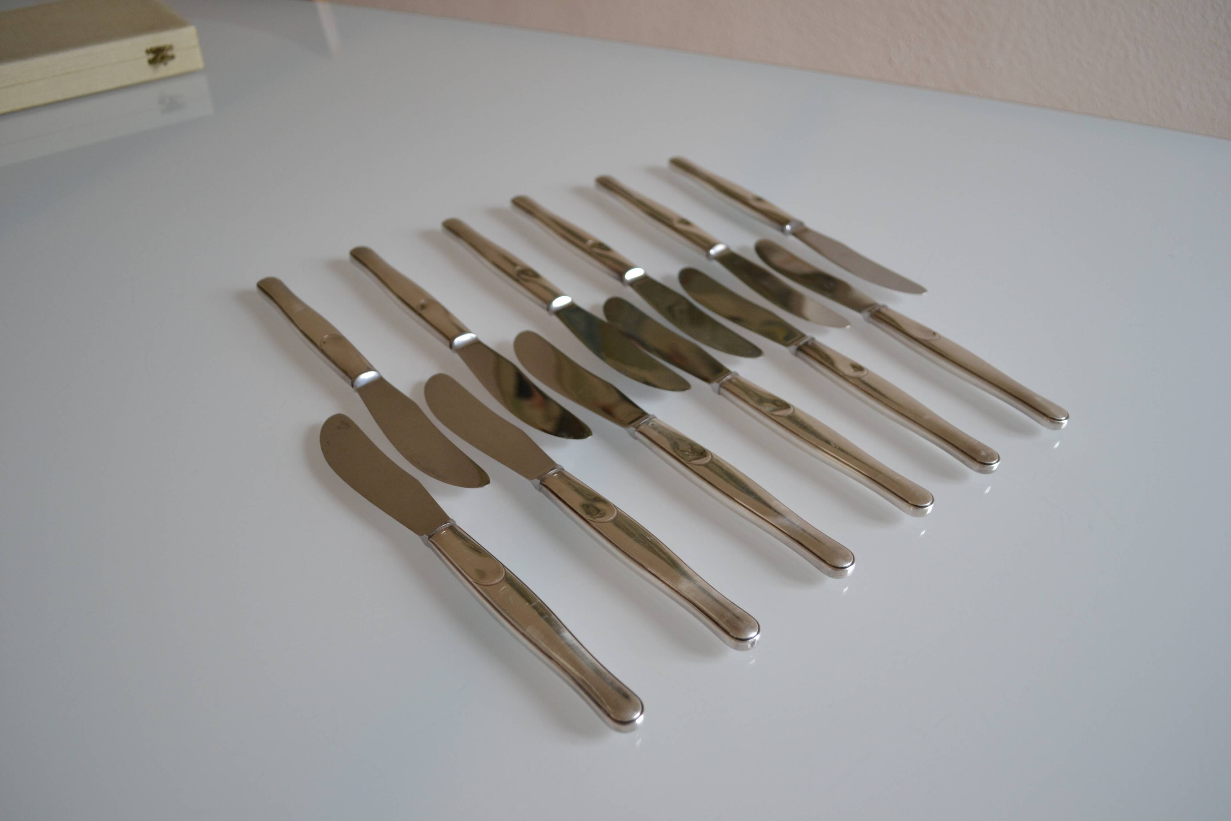 12 table knives silver metal handles & stainless steel blades 22 cm