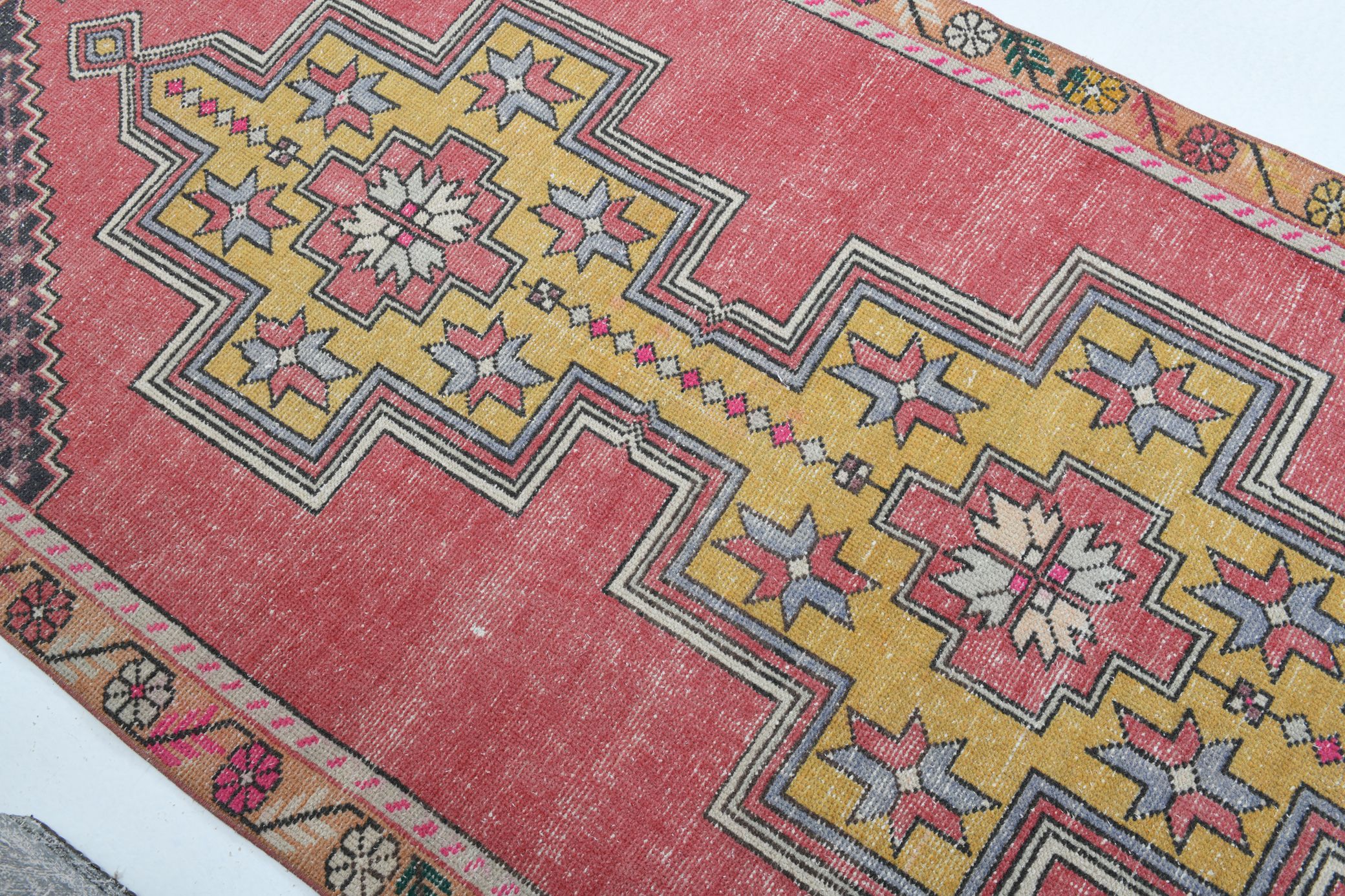 4x8 Pale Red Geometric Vintage Rug, 129x258Cm