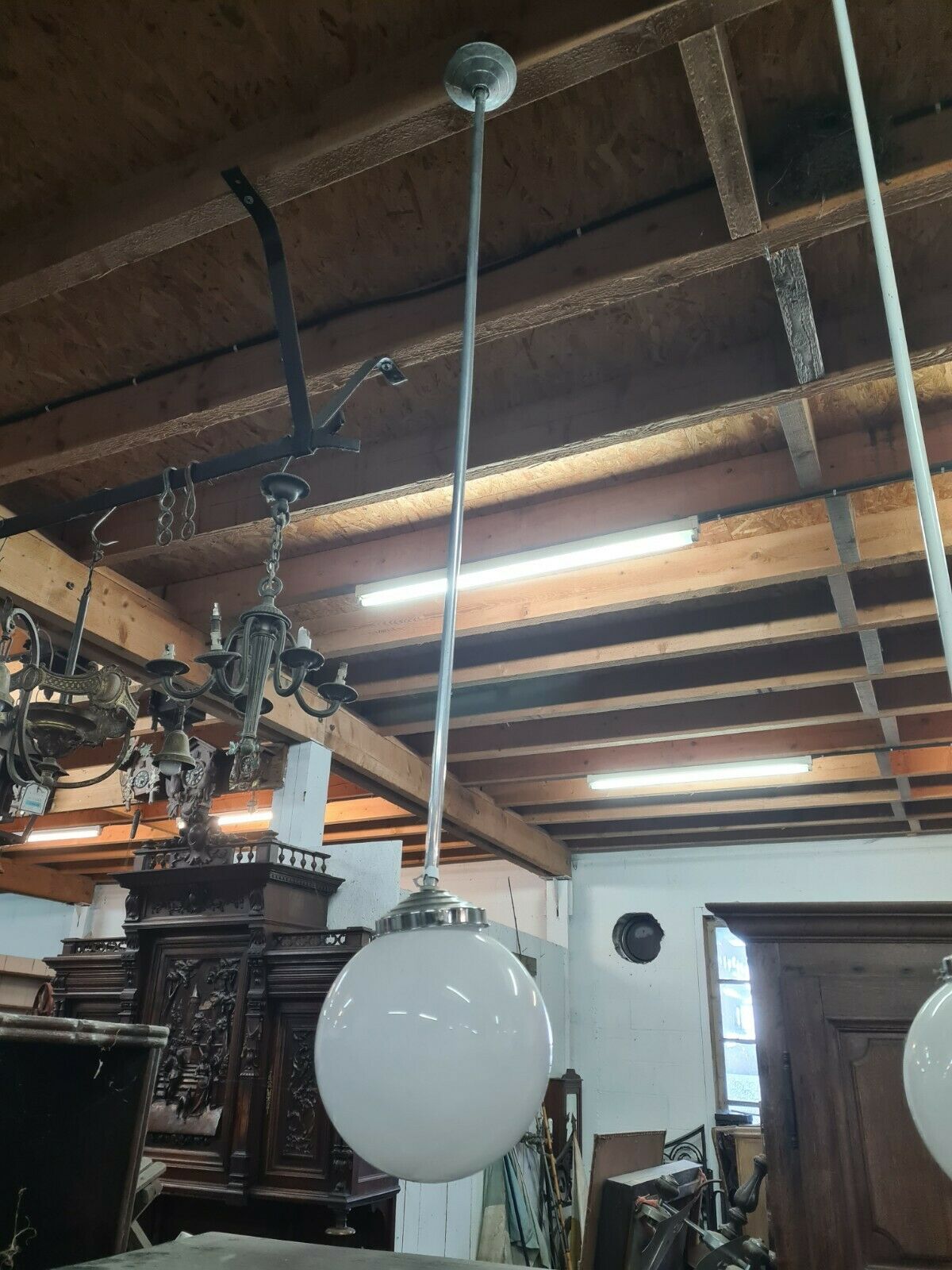 Suspension vintage avec une boule en opaline blanche