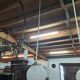 Suspension vintage avec une boule en opaline blanche