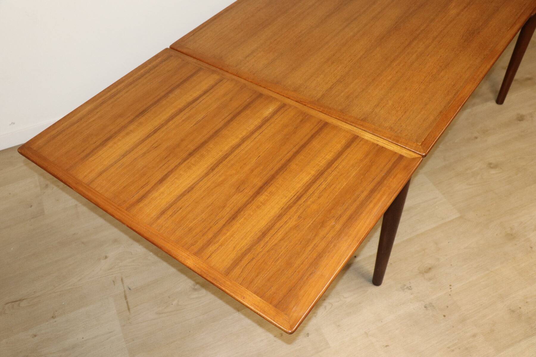 Danish Scandinavian extendable dining table in teak, 1960.