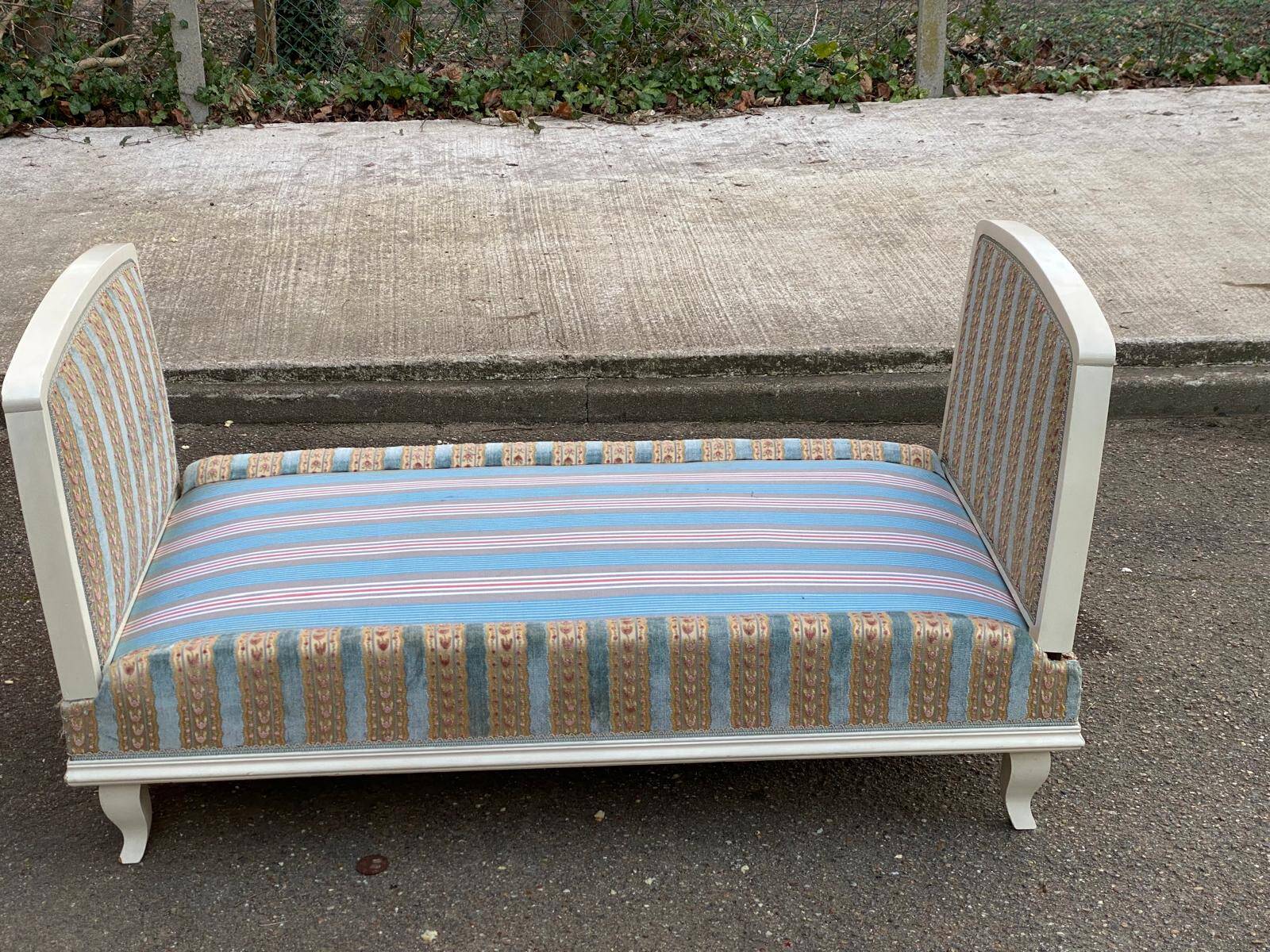 Louis XV velvet bench from the 19th century.