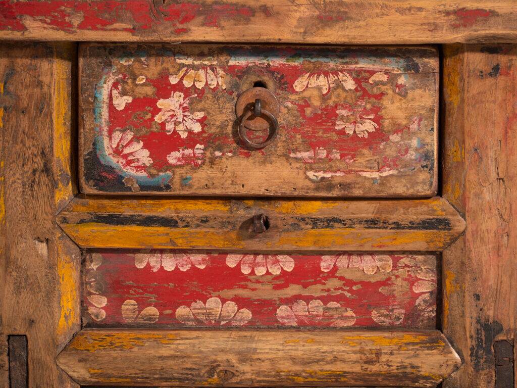 Table basse ancienne peinte en bois d’orme – Chine, vers 1900