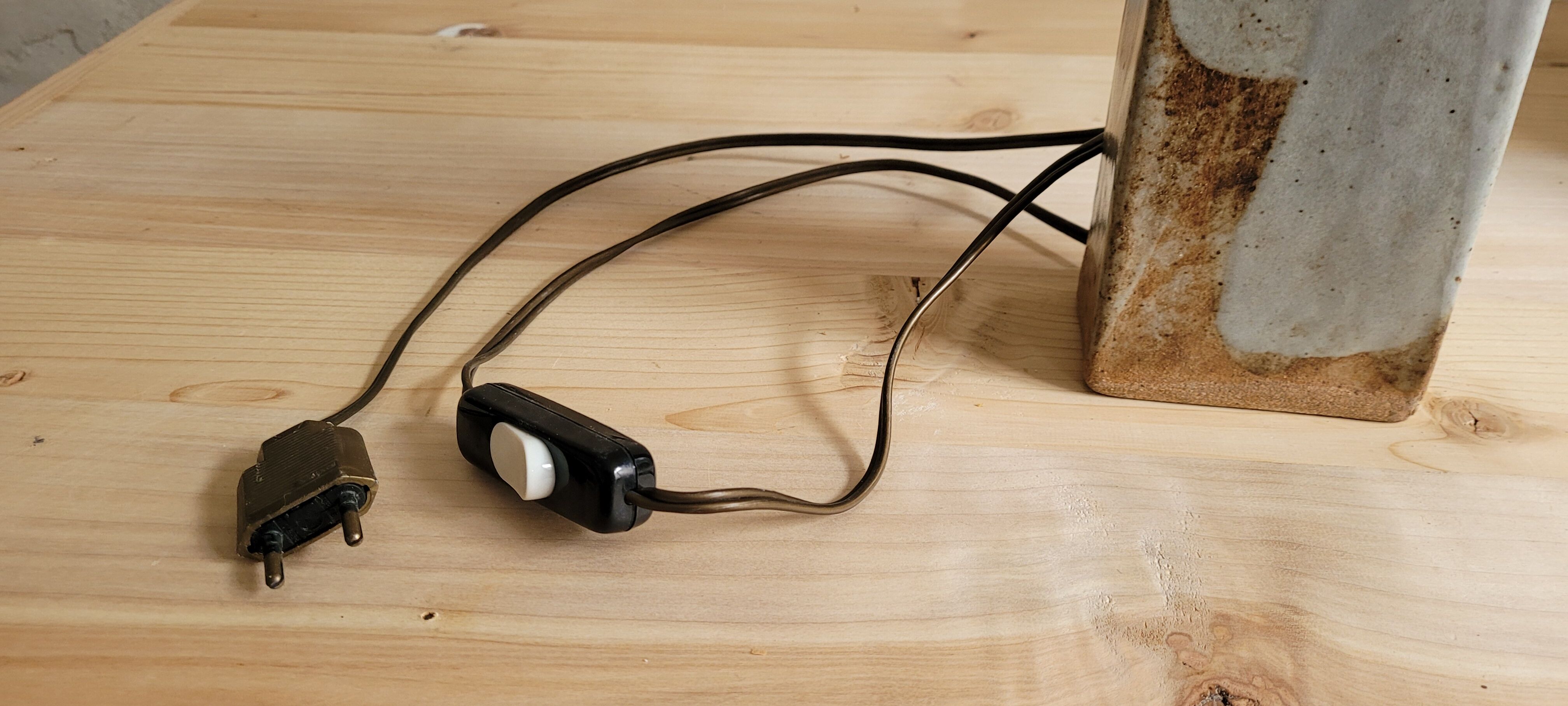 Table lamp in glazed stoneware