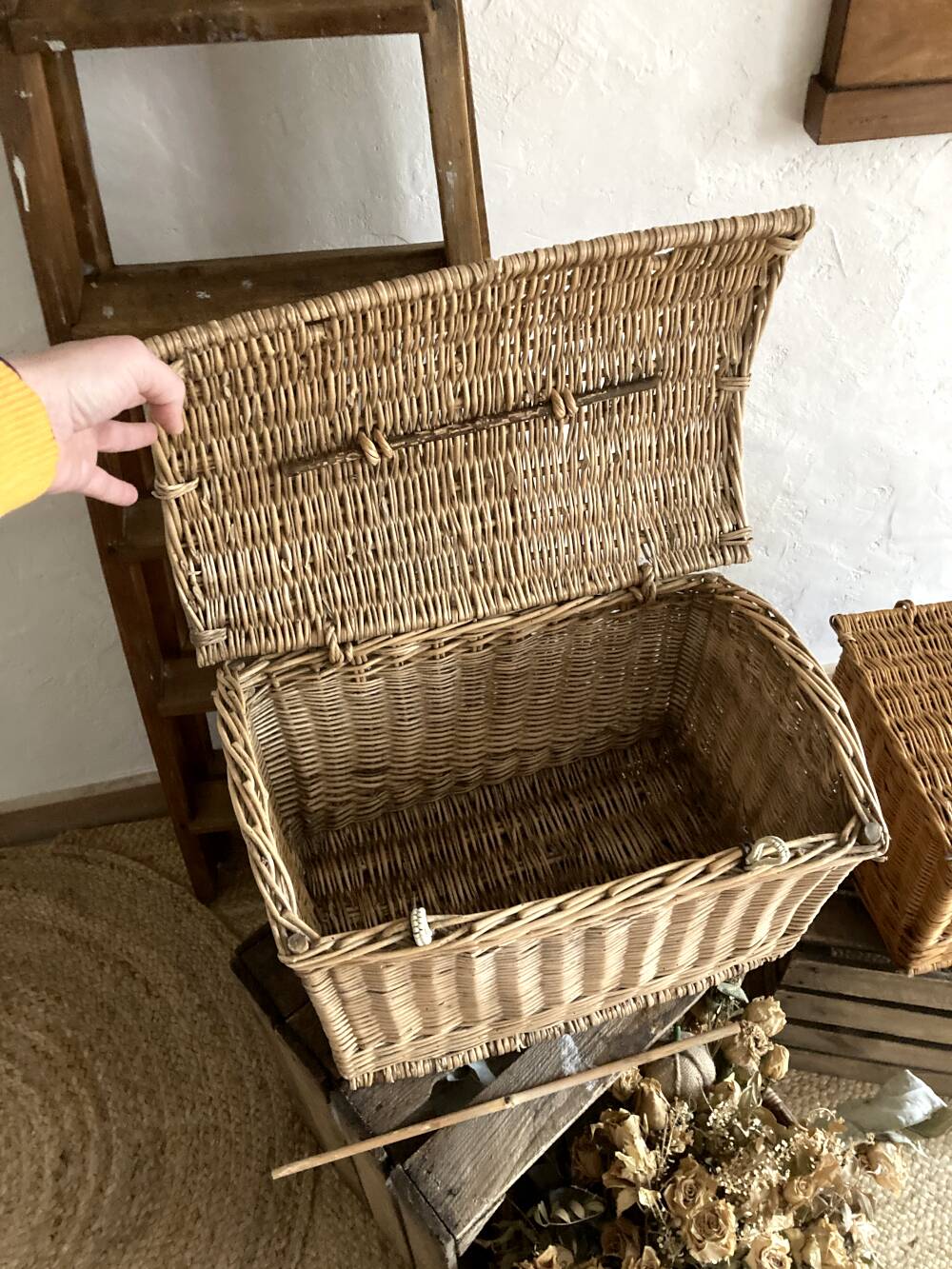 Wicker basket with convex lid