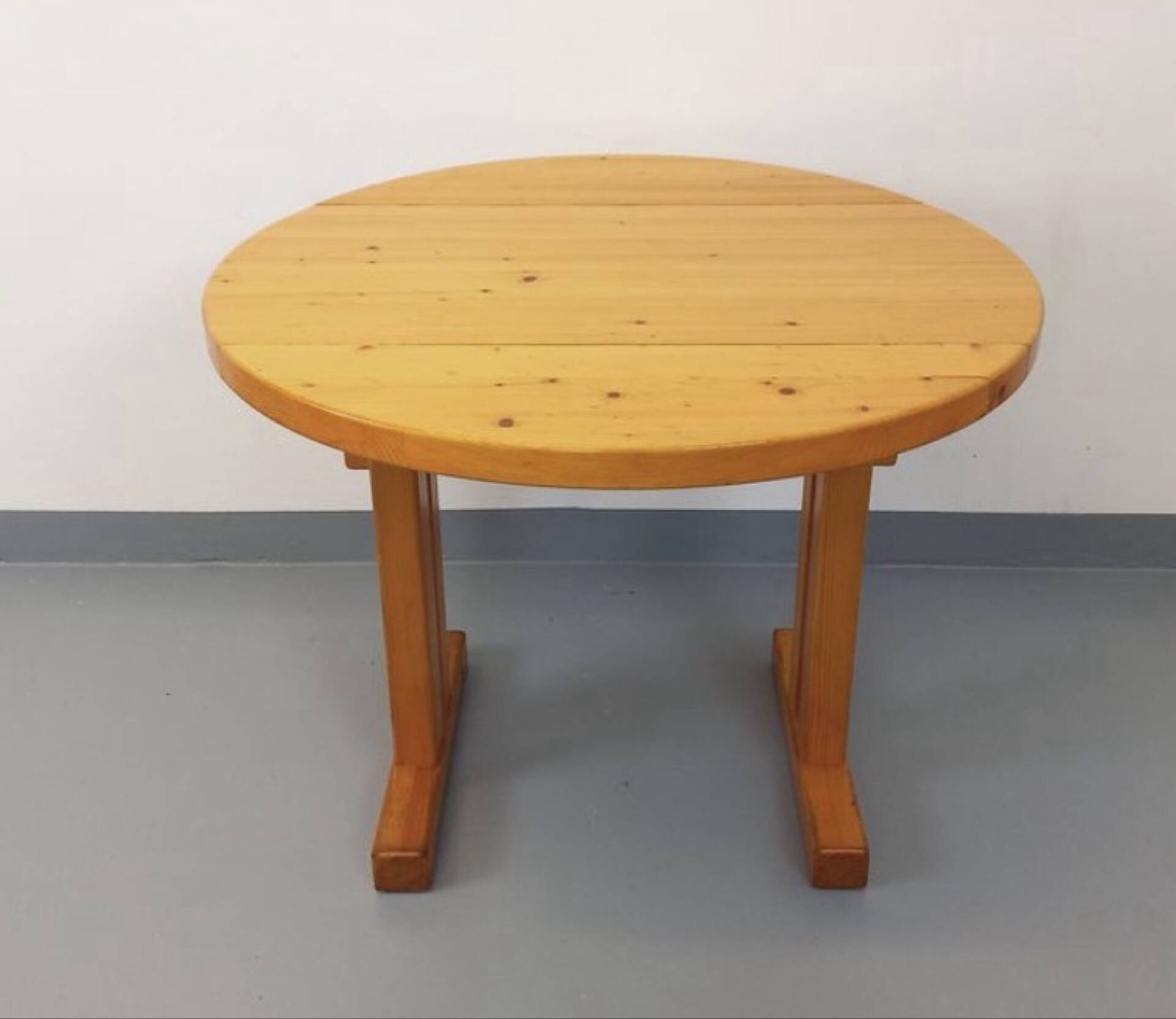 Table à manger ronde Charlotte Perriand les Arcs