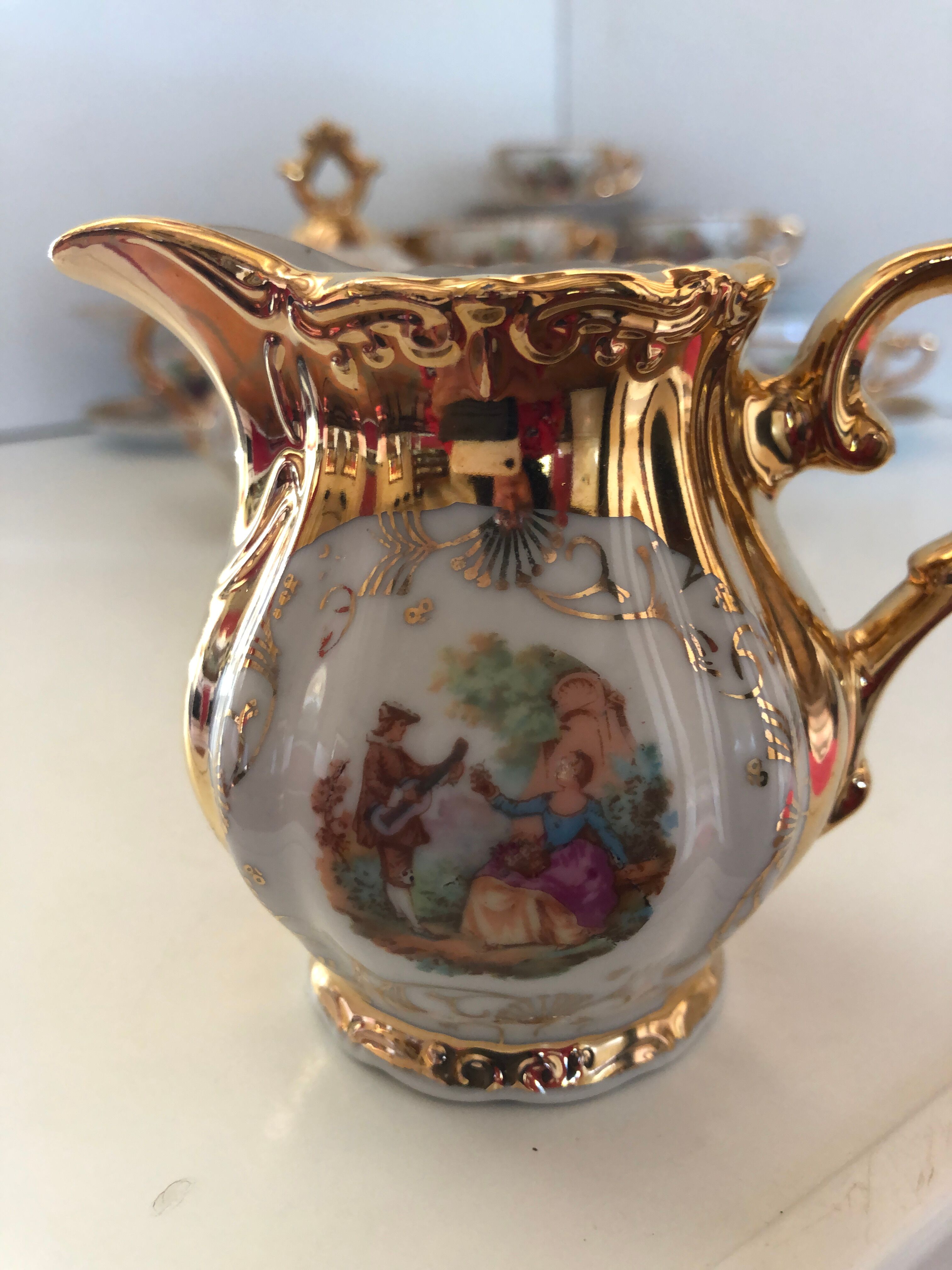 Gold Italian porcelain service. Coffee cups - sugar - cream pot / Gallant scene