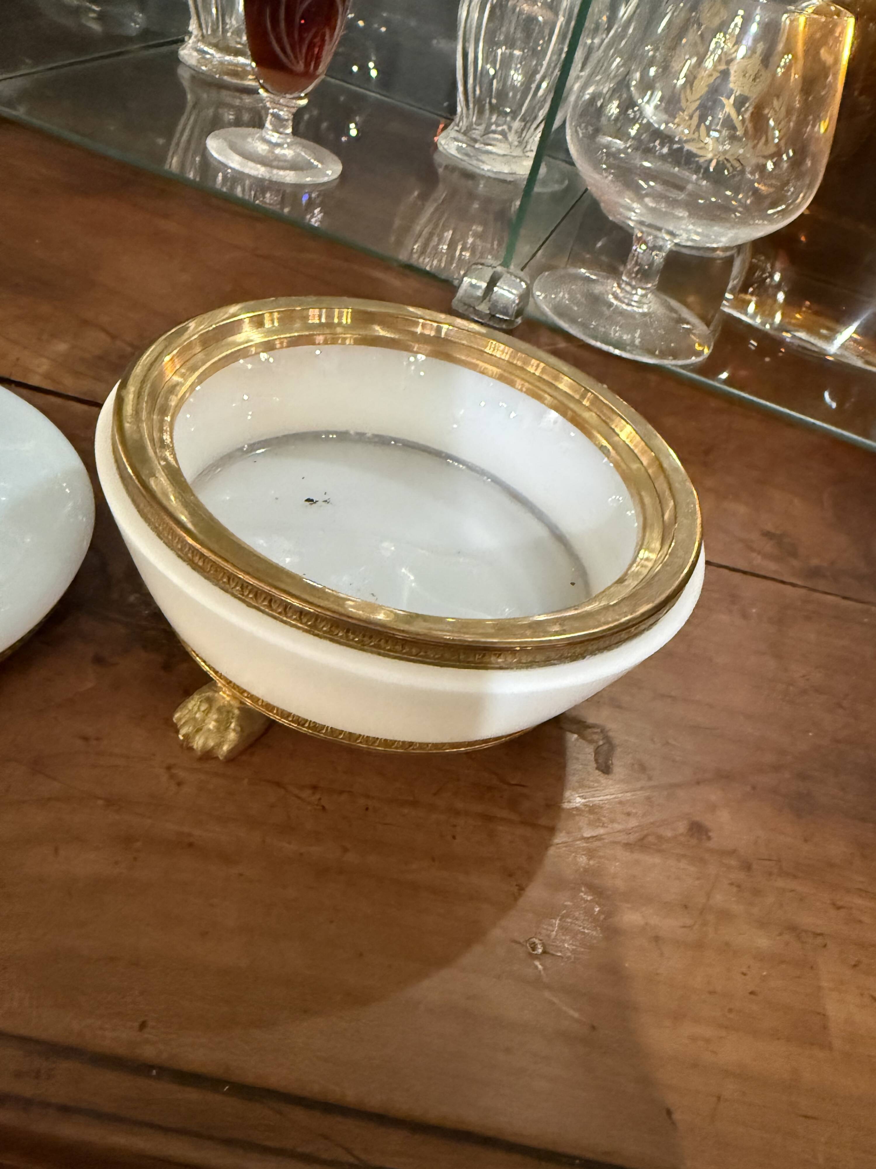 Opaline bonbonnière