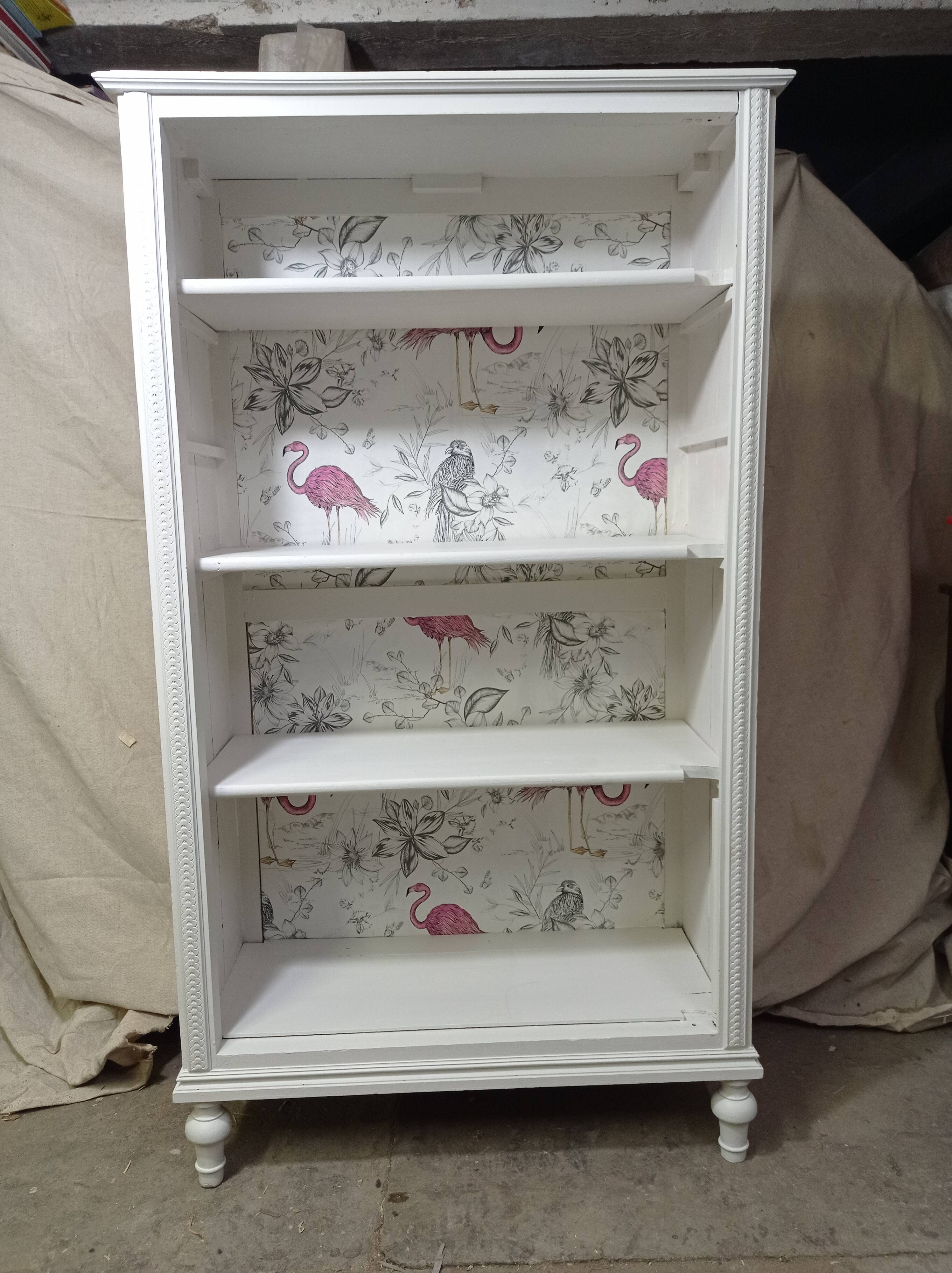 Armoire avec papier peint