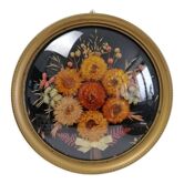Fleurs séchées sous cadre en verre bombé