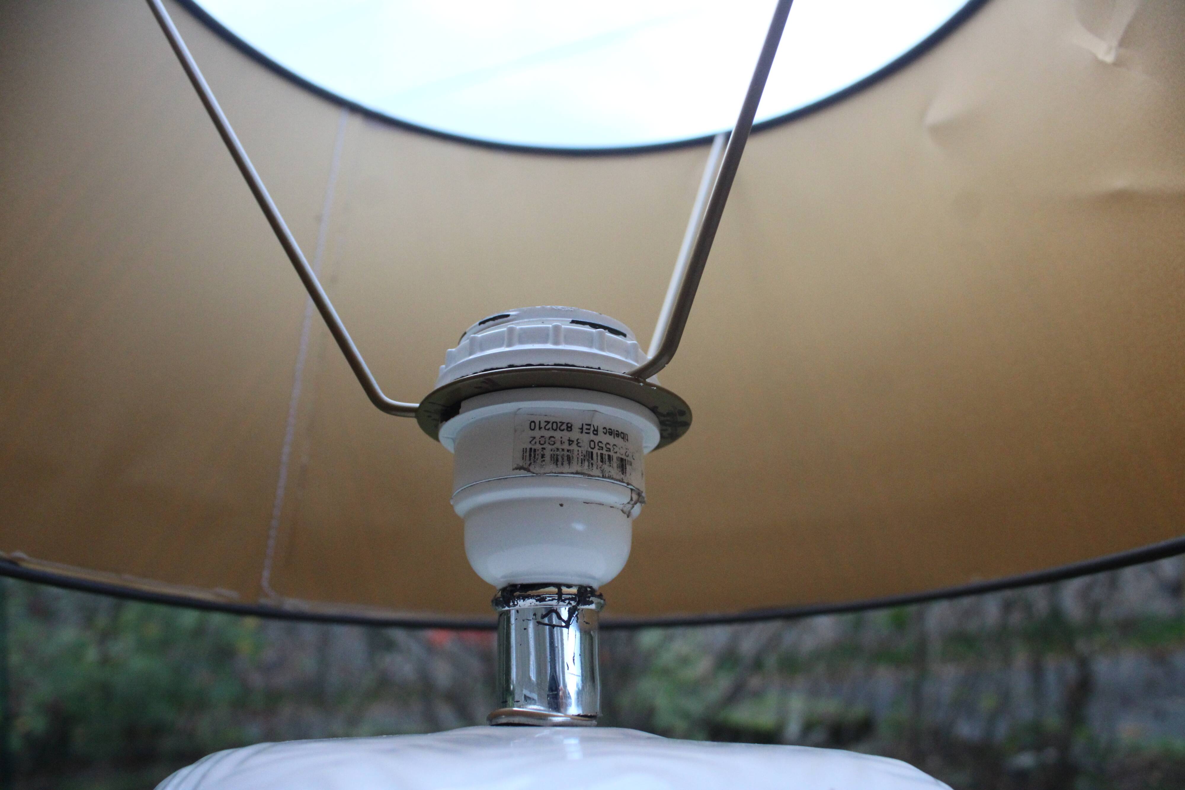 Lampe en céramique blanche à abat-jour tartan – style cosy et intemporel