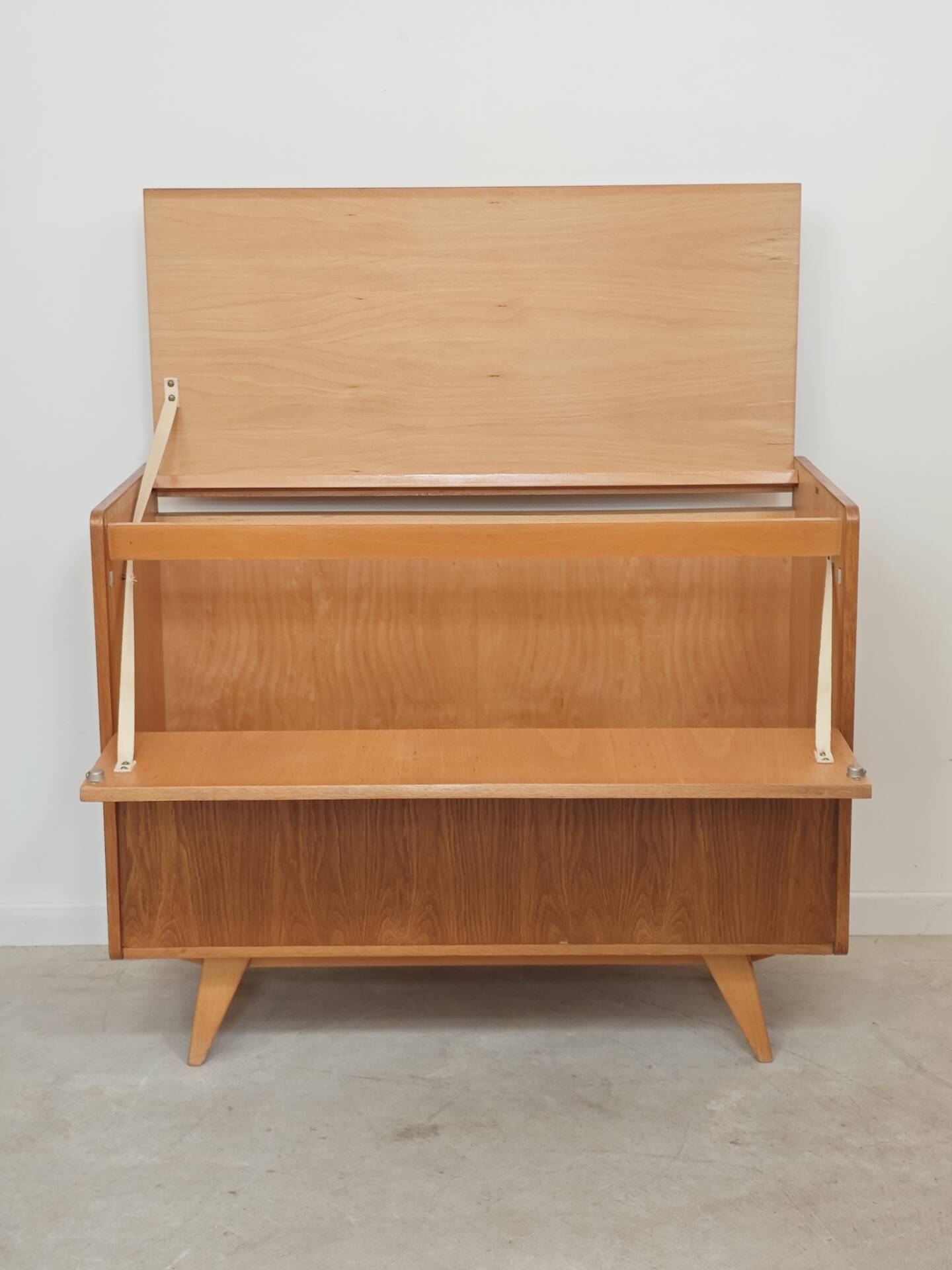 Coffre rangement / mini bar U459 par Jiri
Jiroutek pour Interier Praha