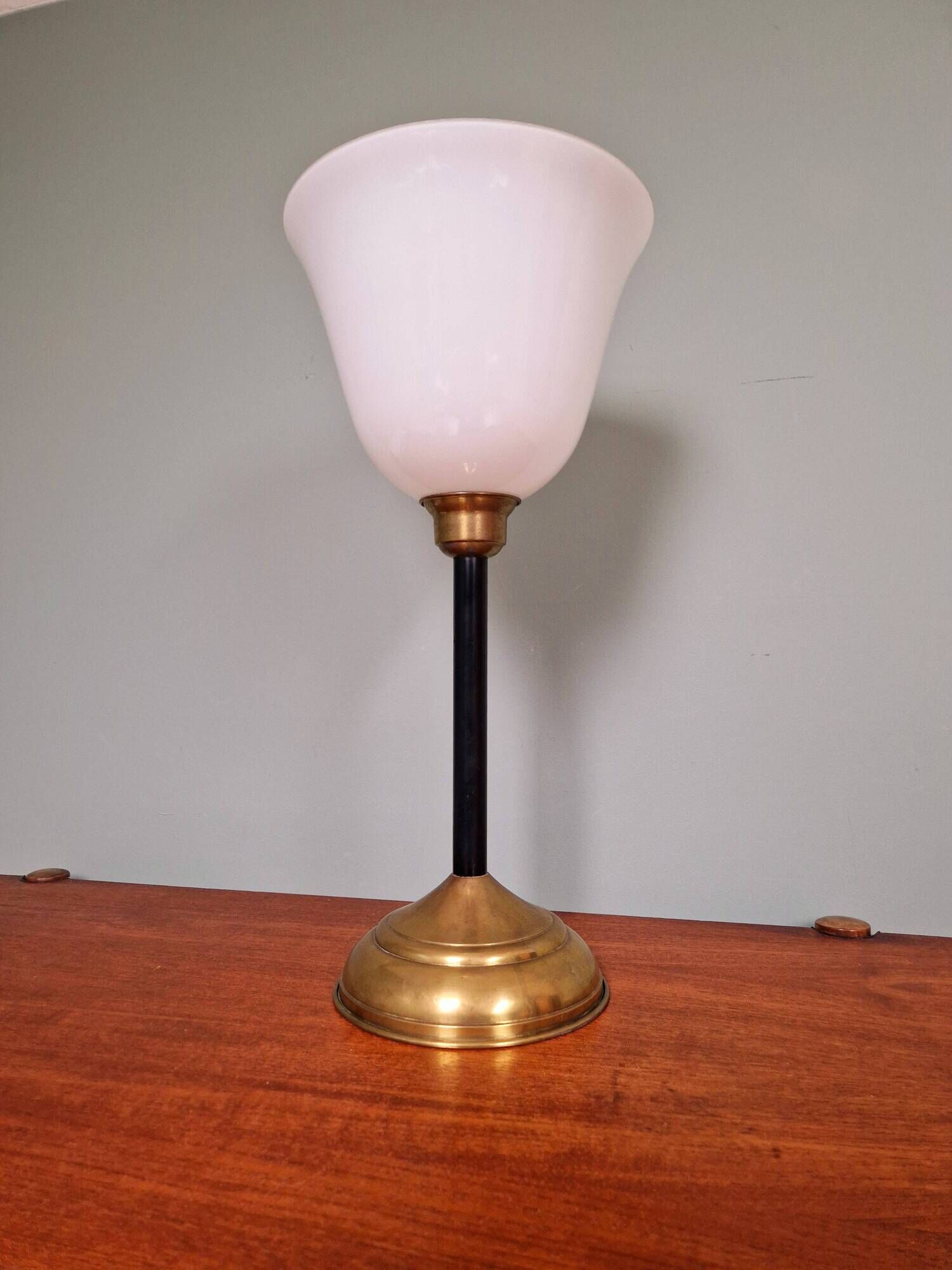 Large Art Deco table lamp, in brass and white opaline, 1920s-3