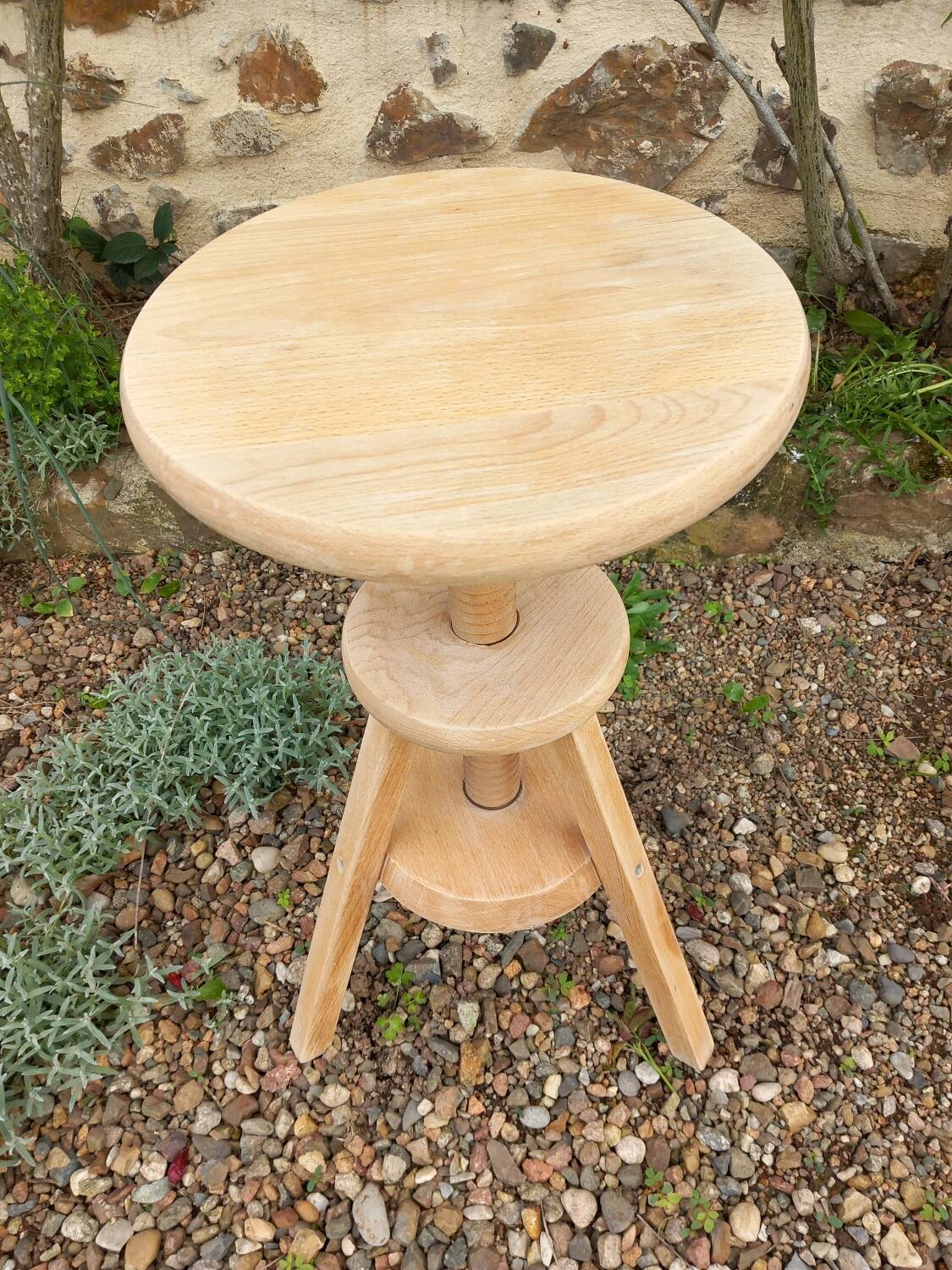 Tripod stool with screw