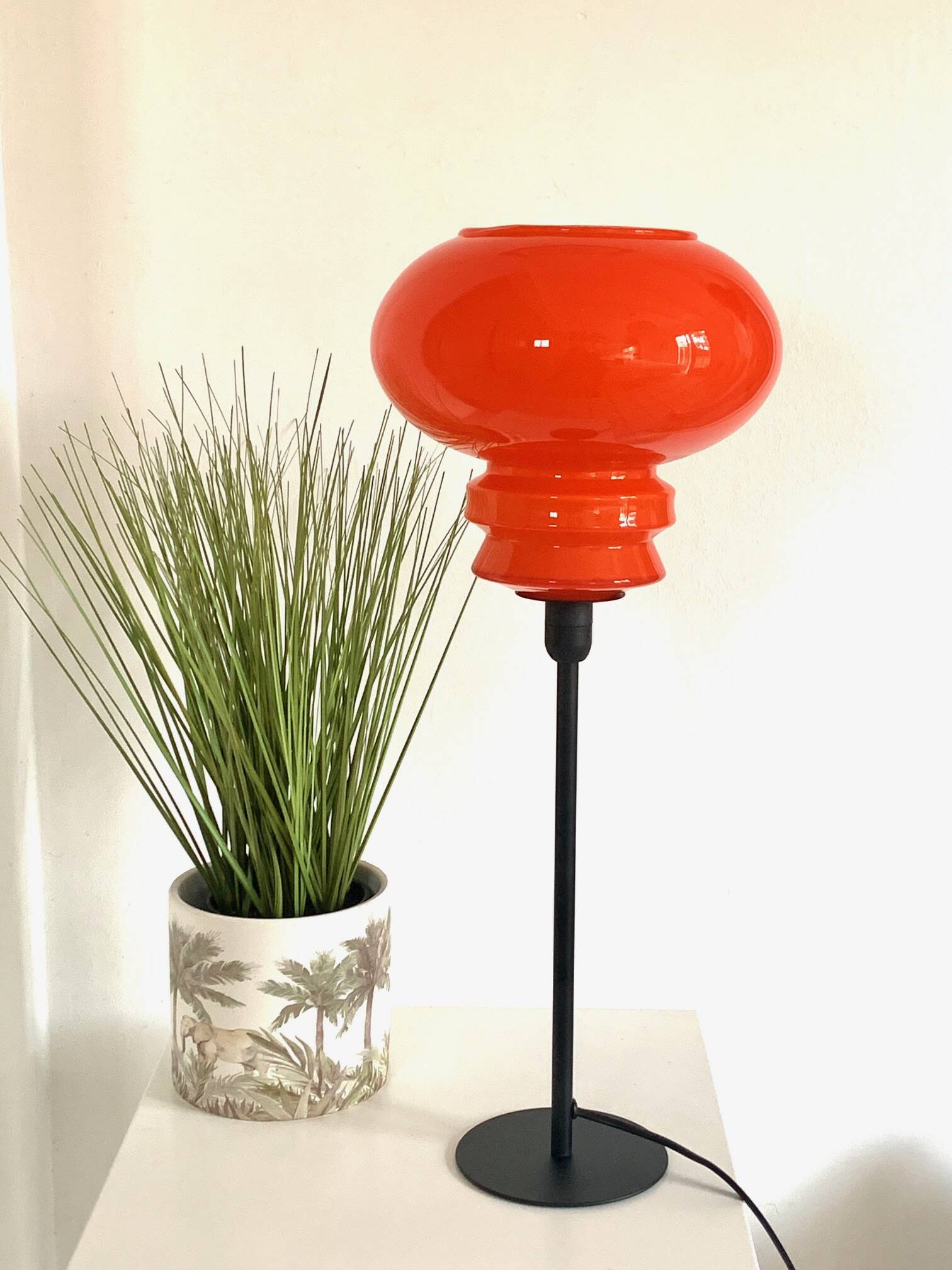 Lampe de table à poser réalisée avec un abat-jour vintage orange en verre et un pied doré