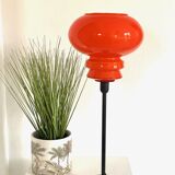 Lampe de table à poser réalisée avec un abat-jour vintage orange en verre et un pied doré