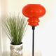 Lampe de table à poser réalisée avec un abat-jour vintage orange en verre et un pied doré