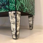 Commode italienne en verre vert-malachite de style mid-century modern