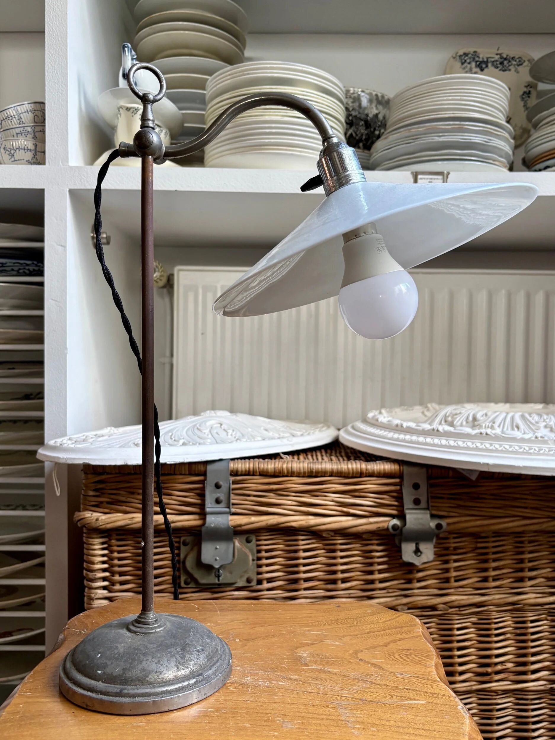 Lampe col de cygne en métal et opaline blanche