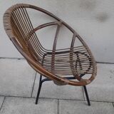 Shell-shaped armchair in rattan with metal legs. Caravane brand.