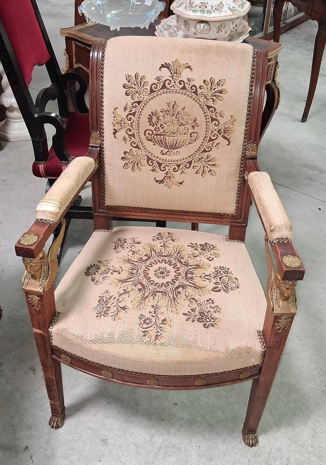 Fauteuil époque Empire en acajou à têtes d'égyptiennes, début XIXe siècle