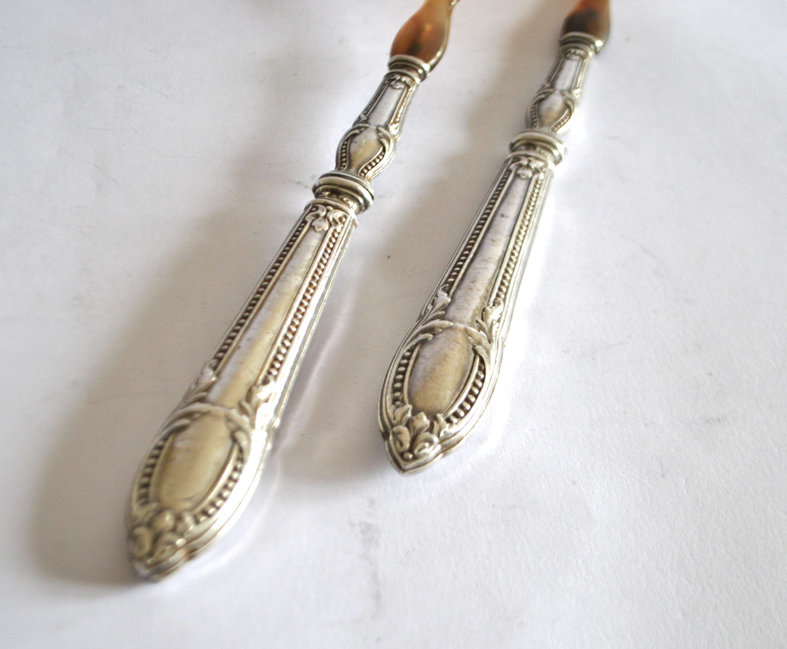 Silver-plated salad cutlery with horn – pearl and scroll decoration 1900