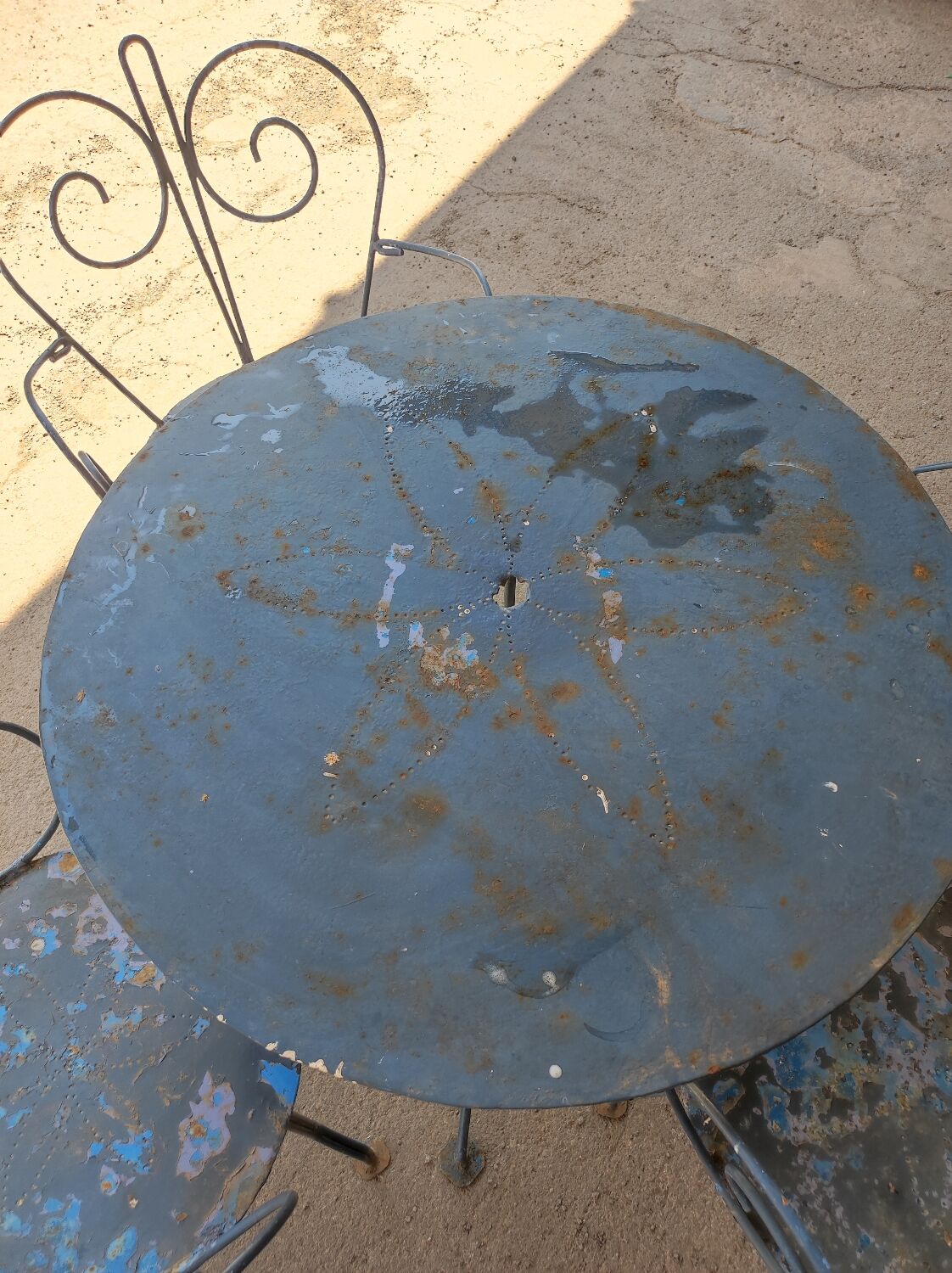 Ensemble de jardin 4 fauteuils et une table en fer forgé
