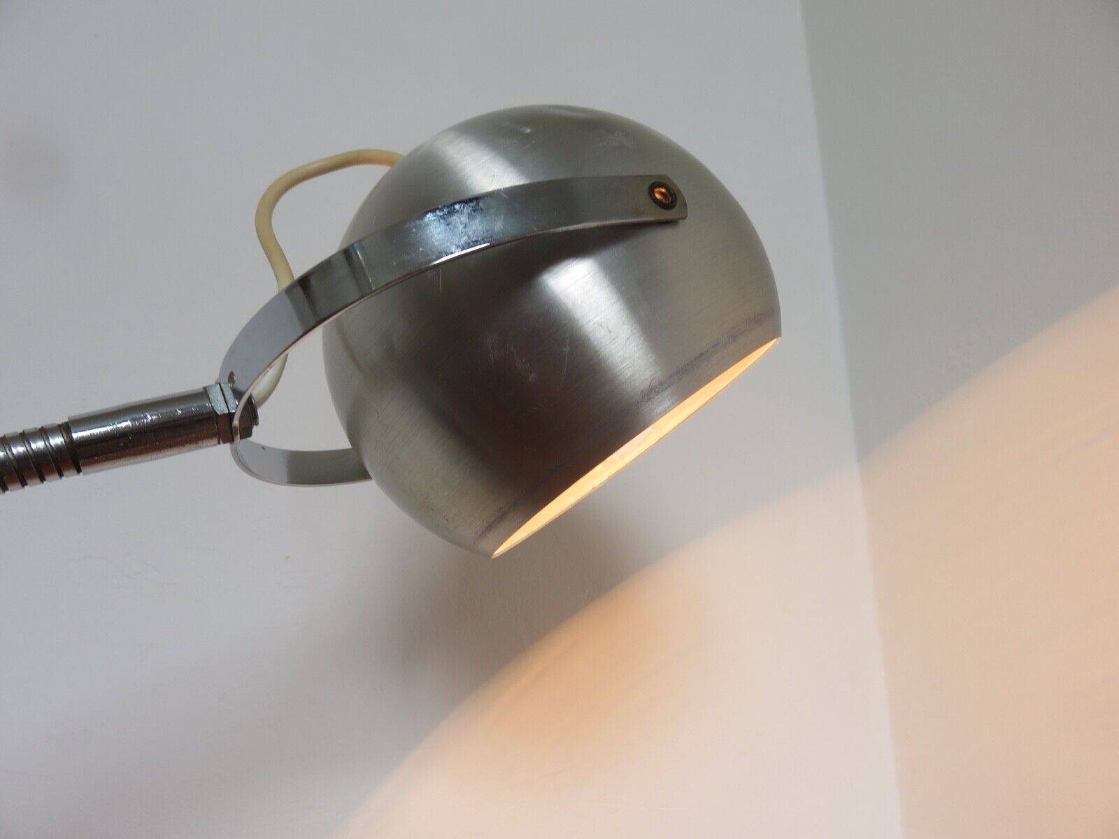 Walking eye ball lamp, nomadic, on vice 1970