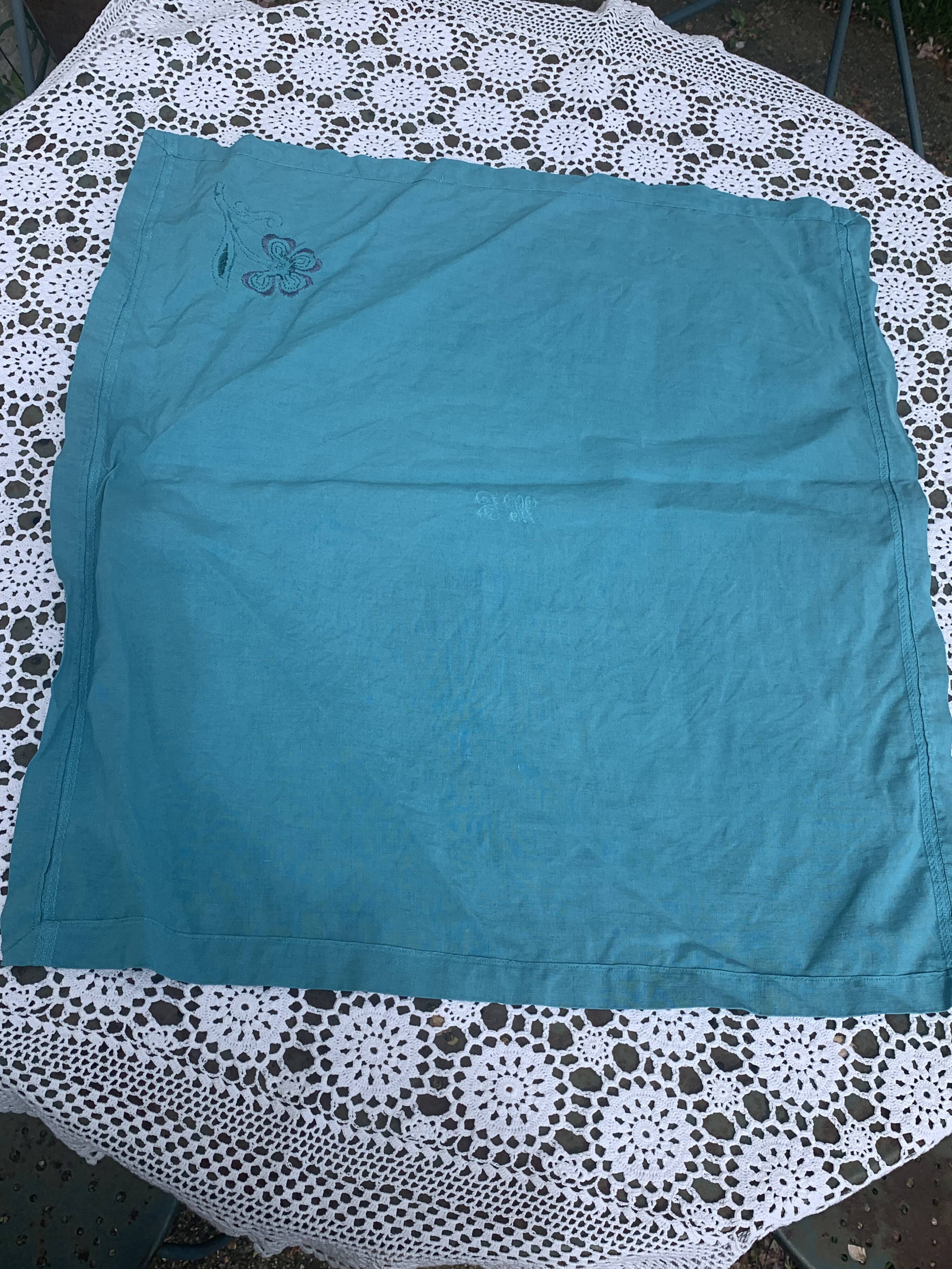 4 white linen napkins, emerald tinted, embroidered with flowers and monogrammed, old GM