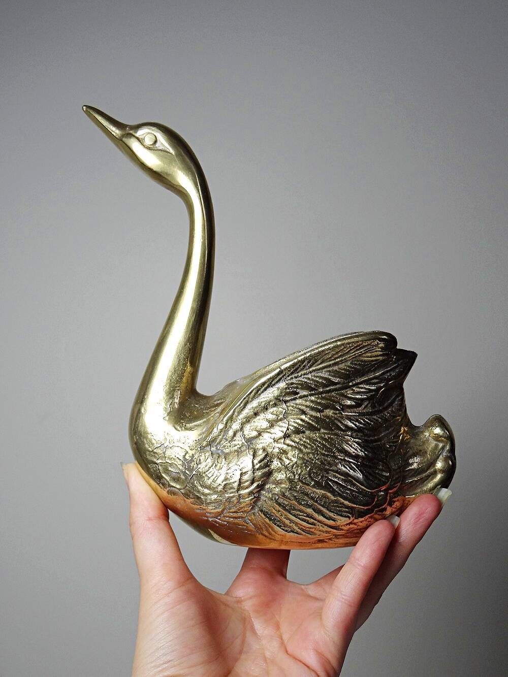 Vintage swan cache-pot/trinket dish in moulded gold-plated brass from the 1970s-80s.