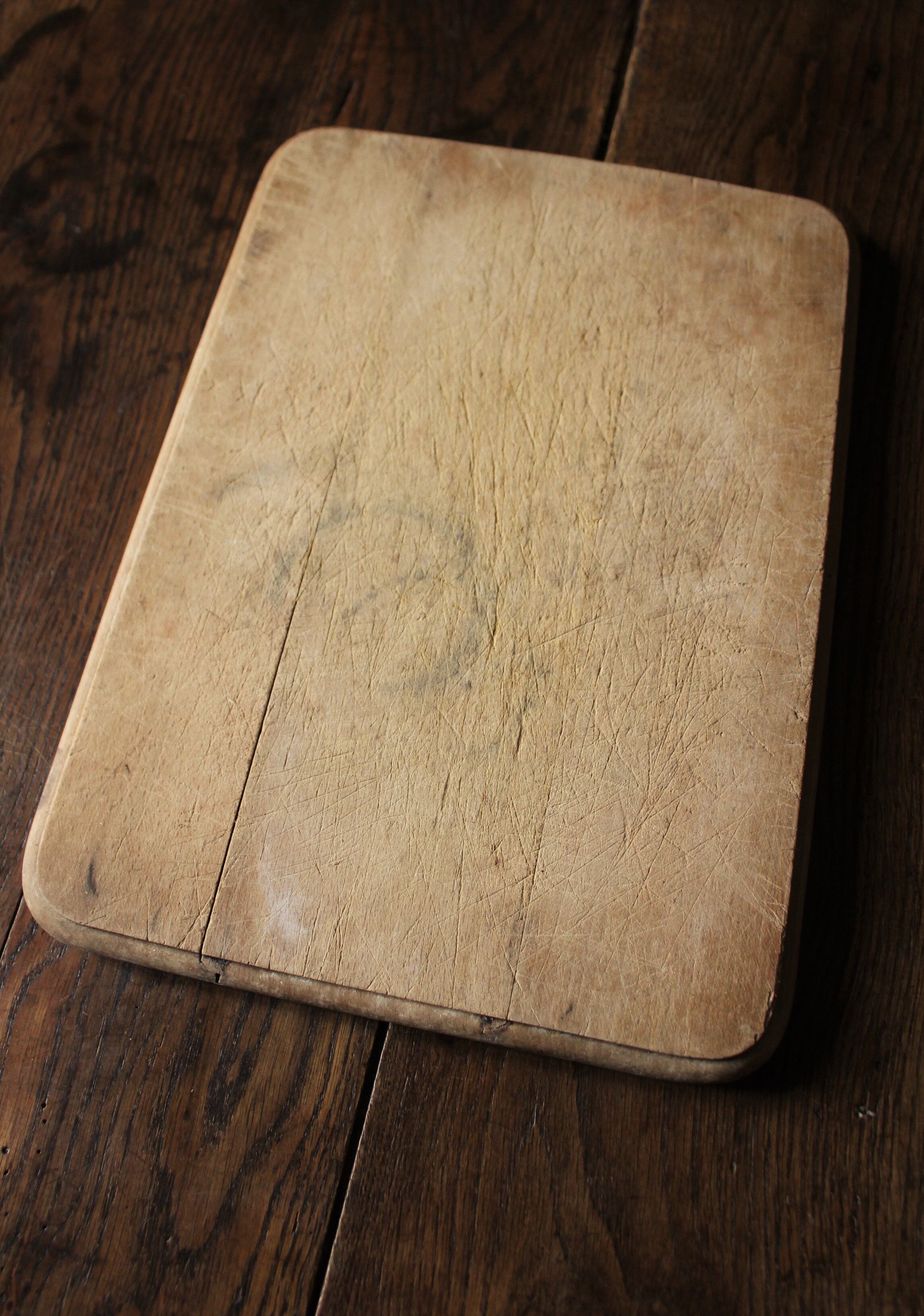 Wooden board to cut rounded edges