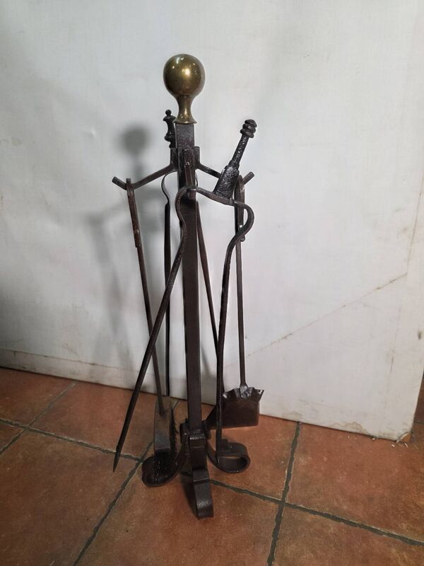 Ancien nécessaire de cheminée en fer forgé massif et laiton