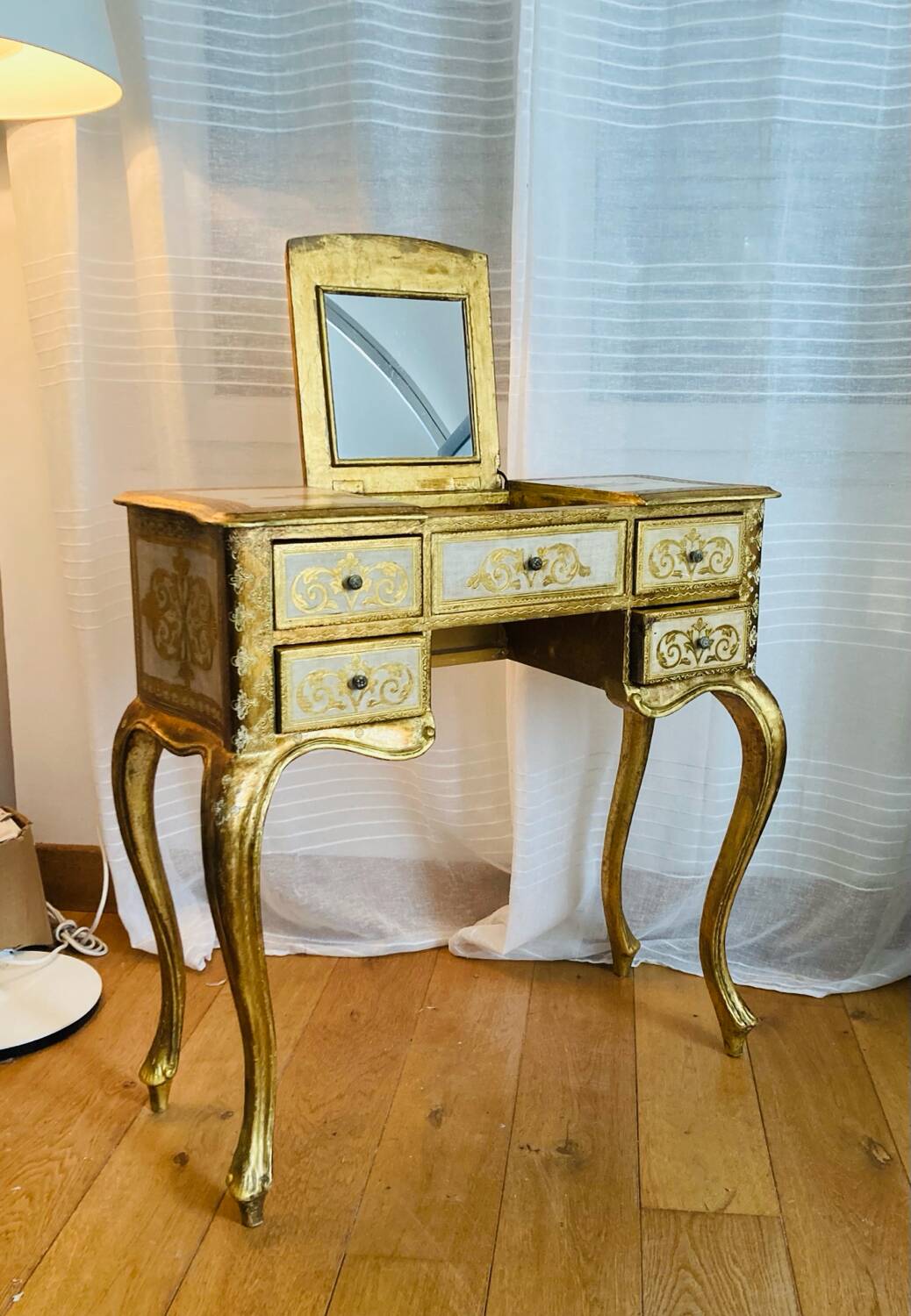 Venetian dresser from the 1960s/70s in carved wood with floral motifs.