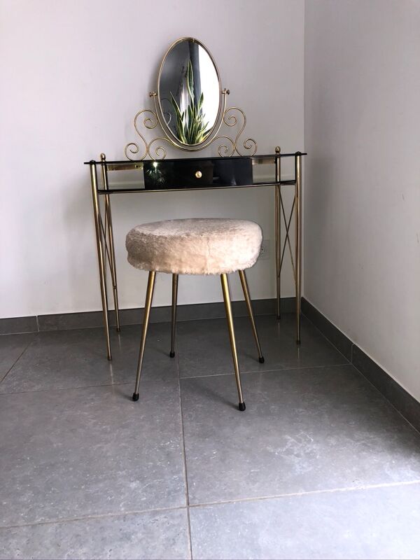 Coiffeuse laiton , verre et plastique noirs avec son tabouret moumoute