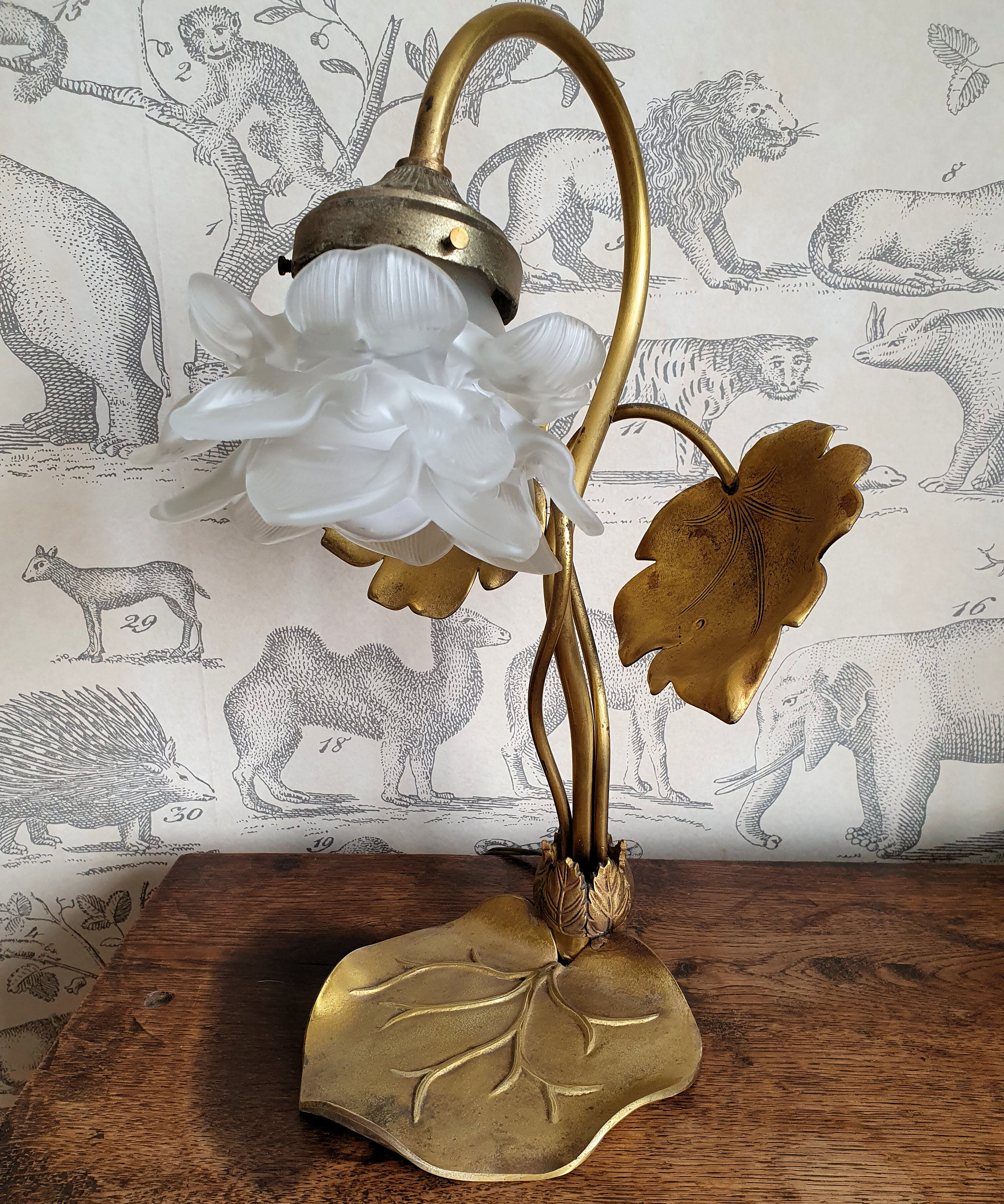 Lampe en laiton doré feuilles et fleur de nénuphar