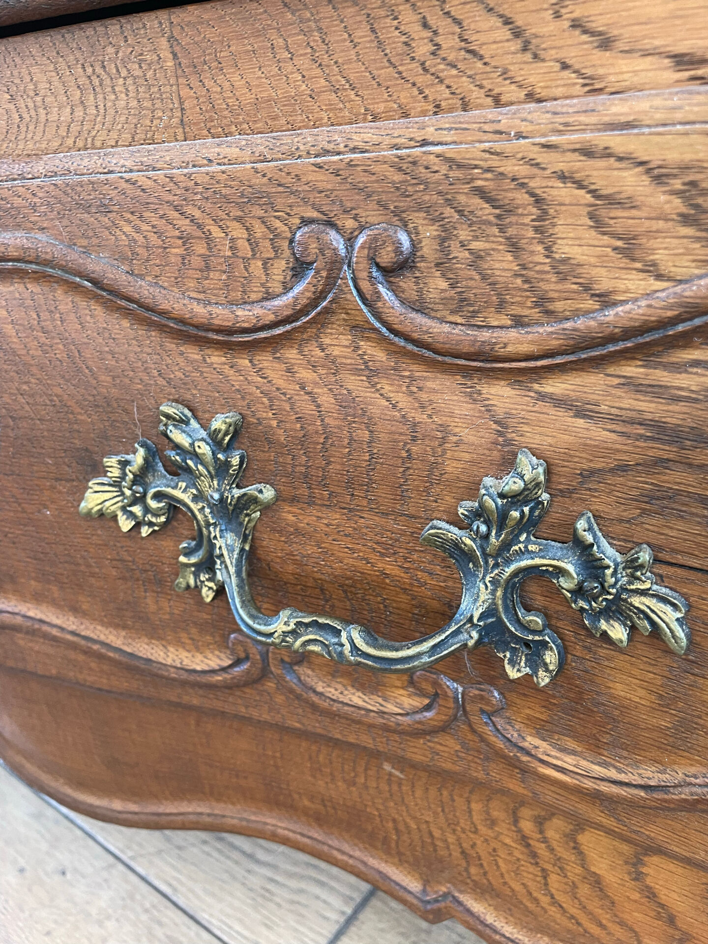 Curved chest of drawers