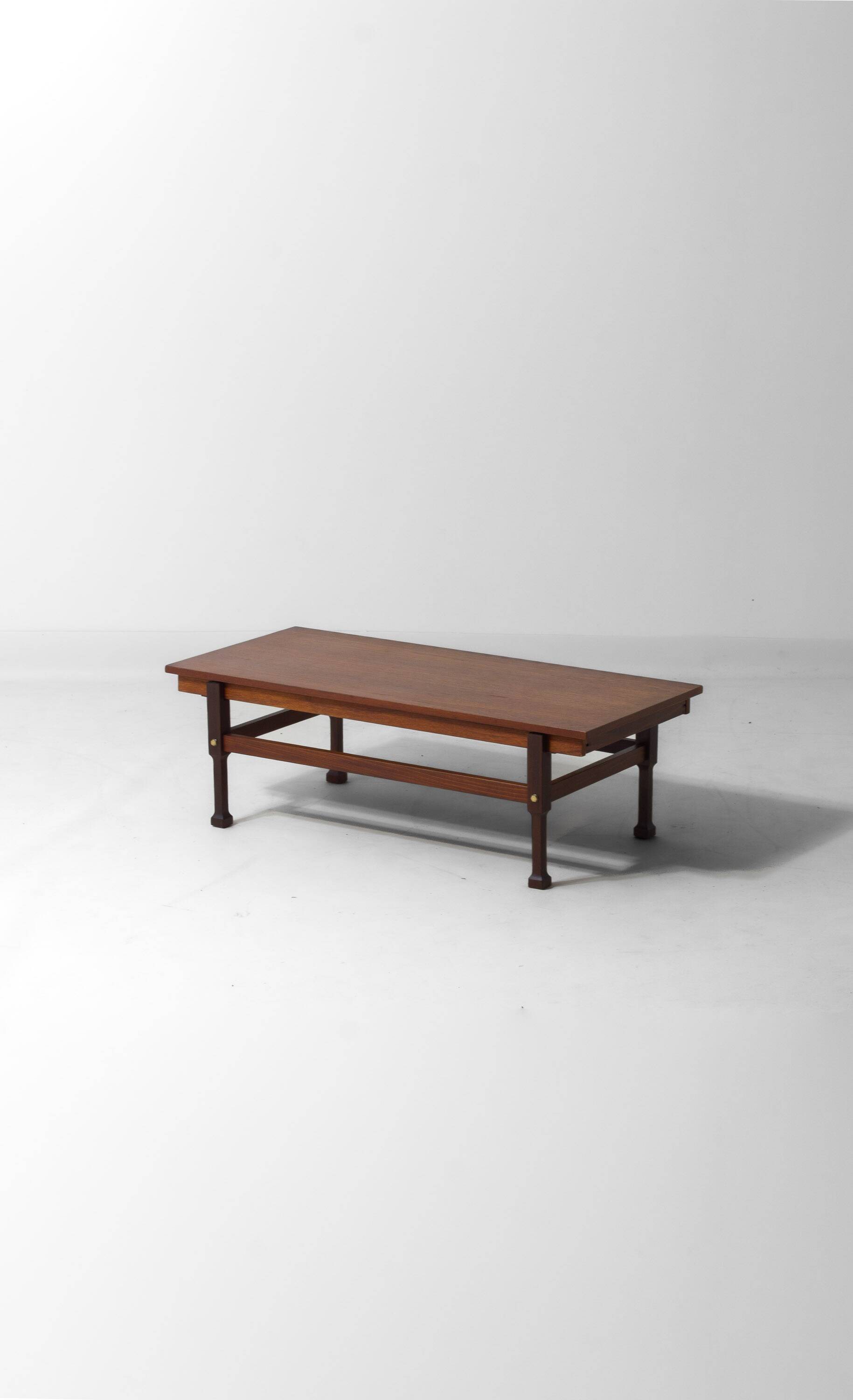 Table basse italienne en teck avec tiroirs cachés, années 1960.