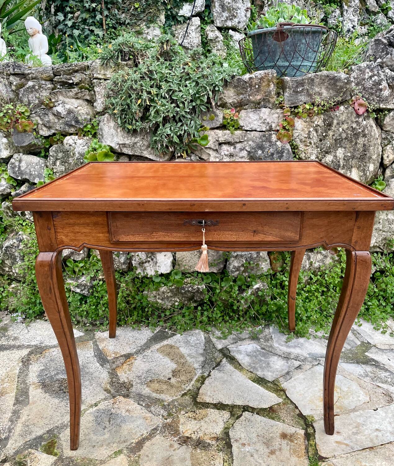 Petite table bureau dite à plateau « Cabaret » en noyer d’époque Louis XV