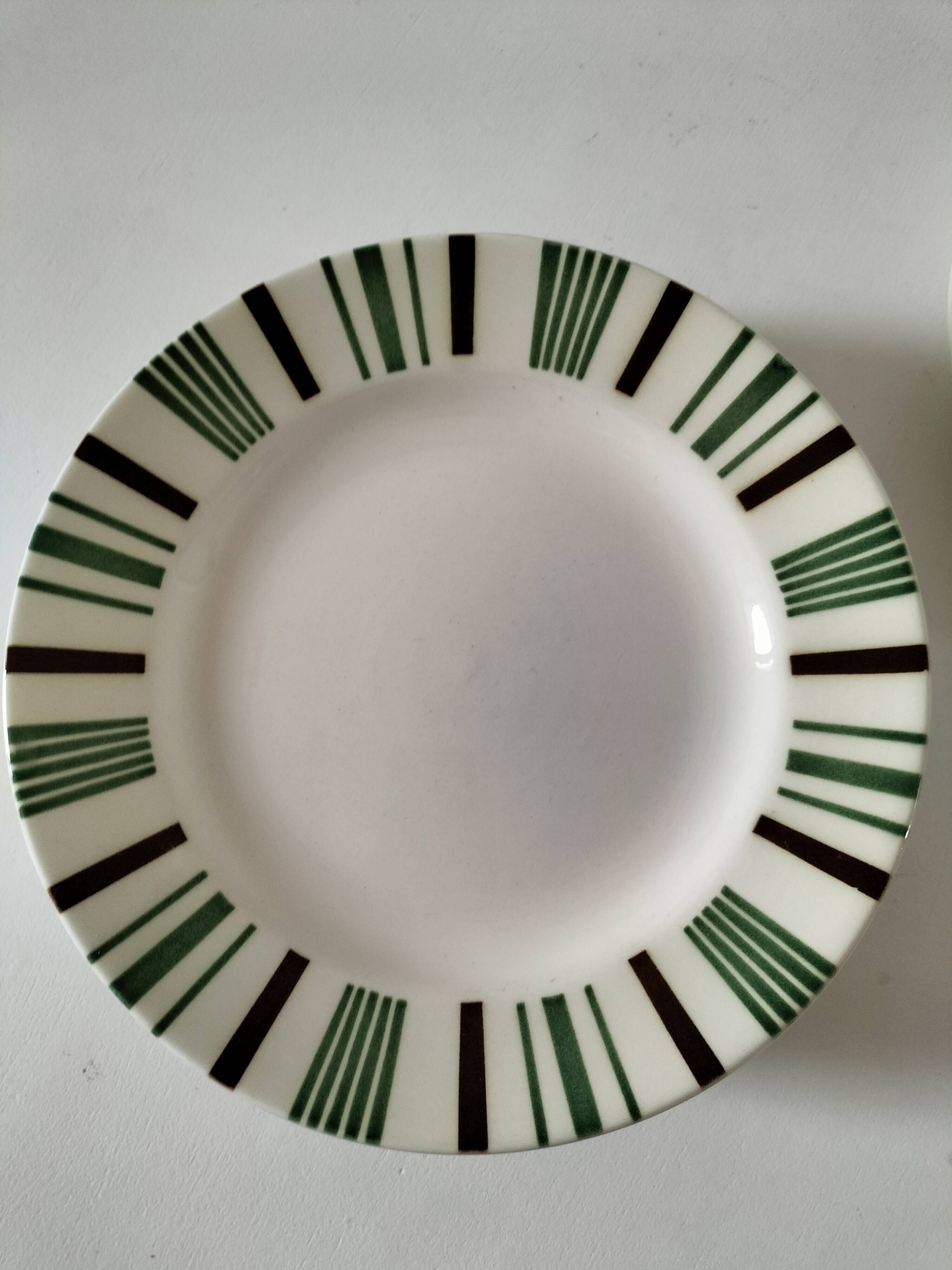 8 vintage flat plates Sarreguemines Digoin model 5329
